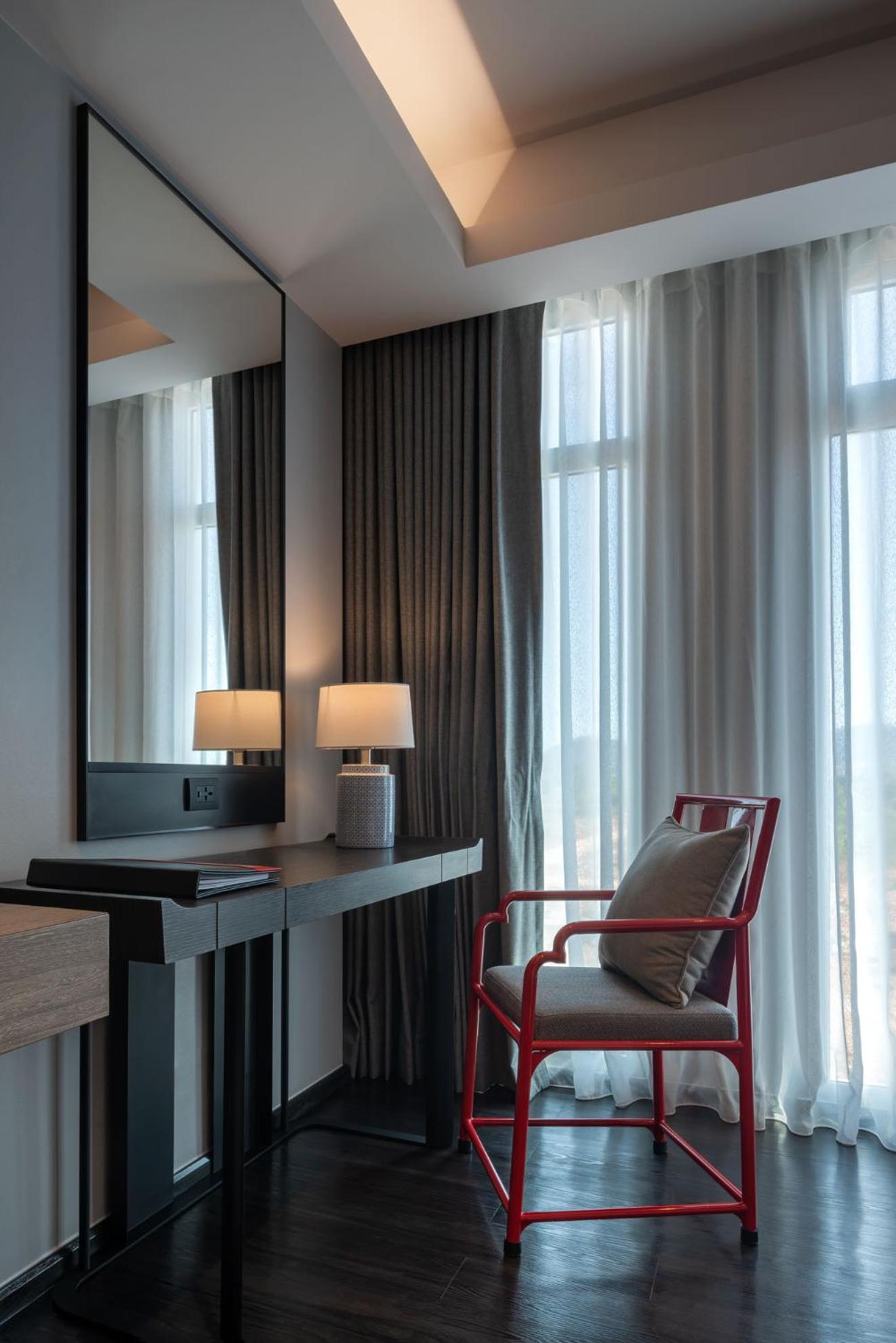 Deluxe King Room - Photo 14
