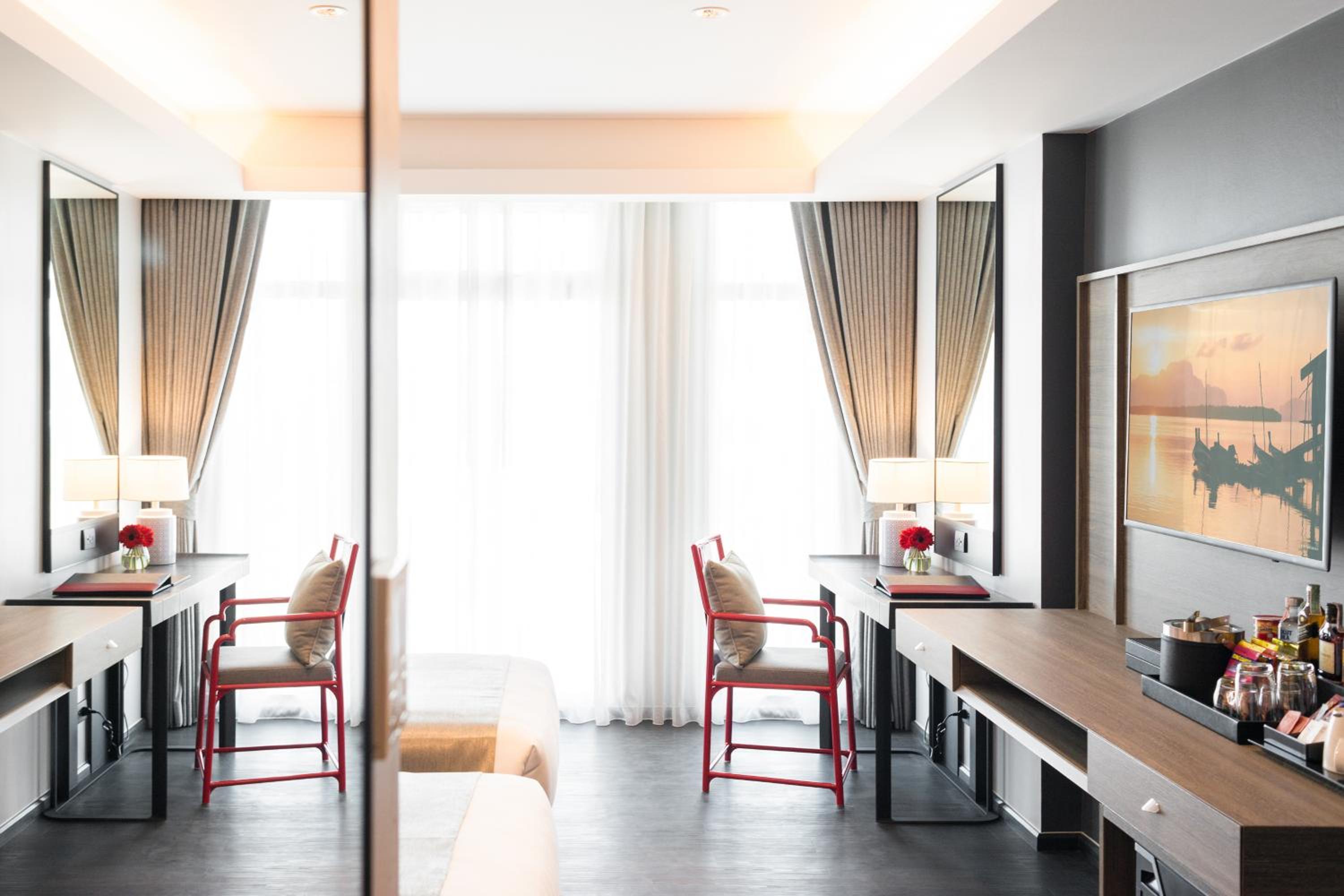 Deluxe King Room - Photo 10