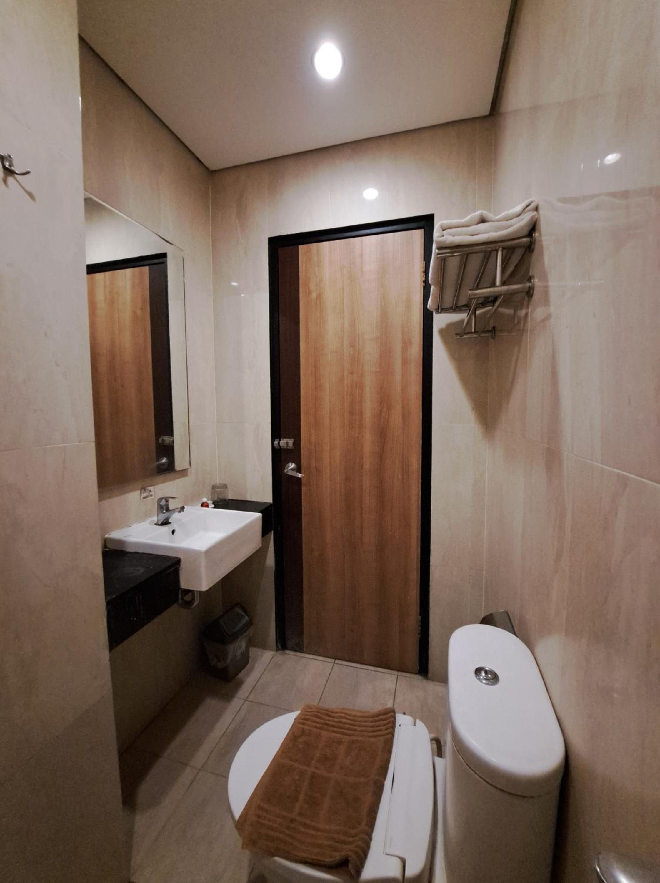 Standard King Room - Photo 6