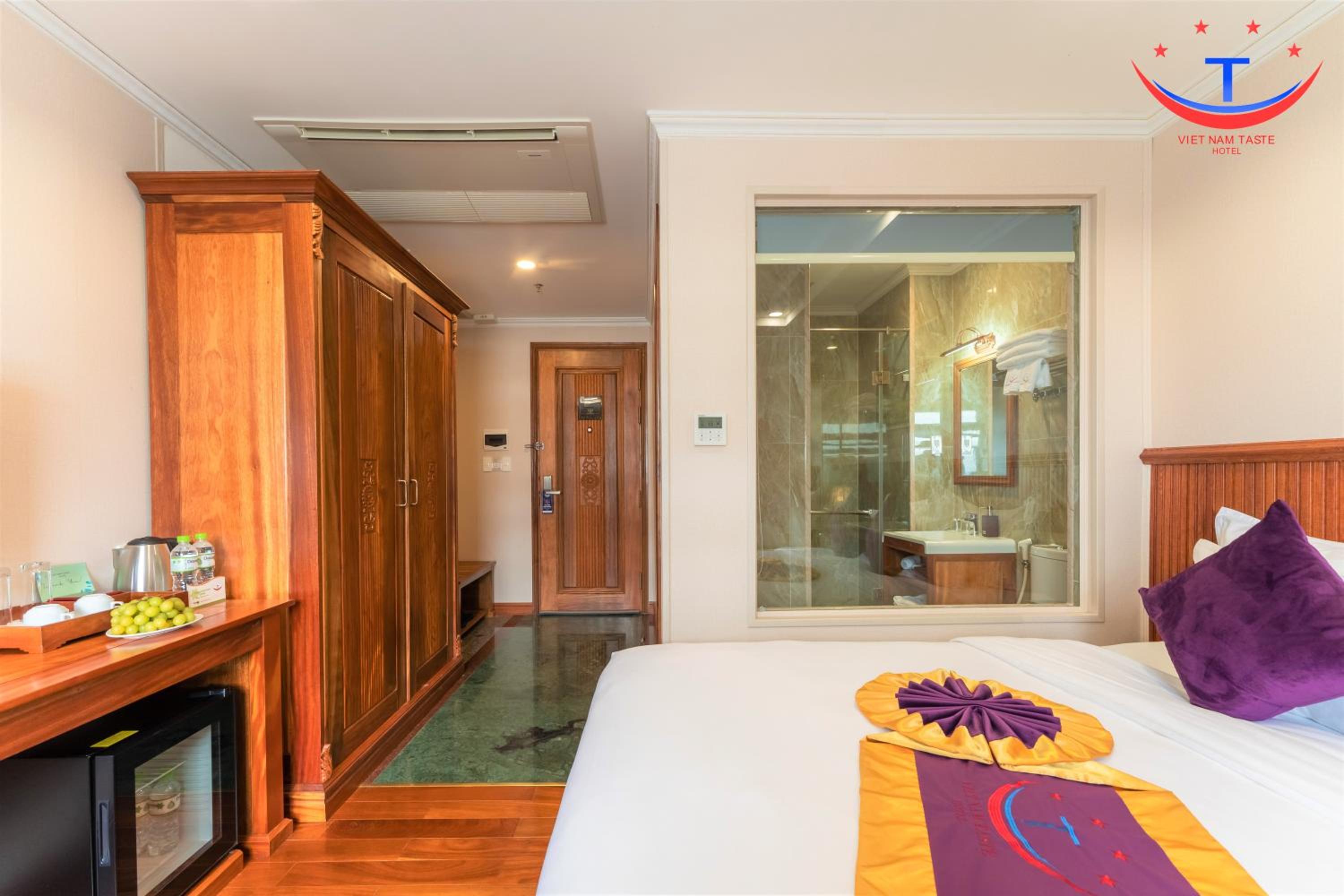 Superior Double Room with City View - Photo 9