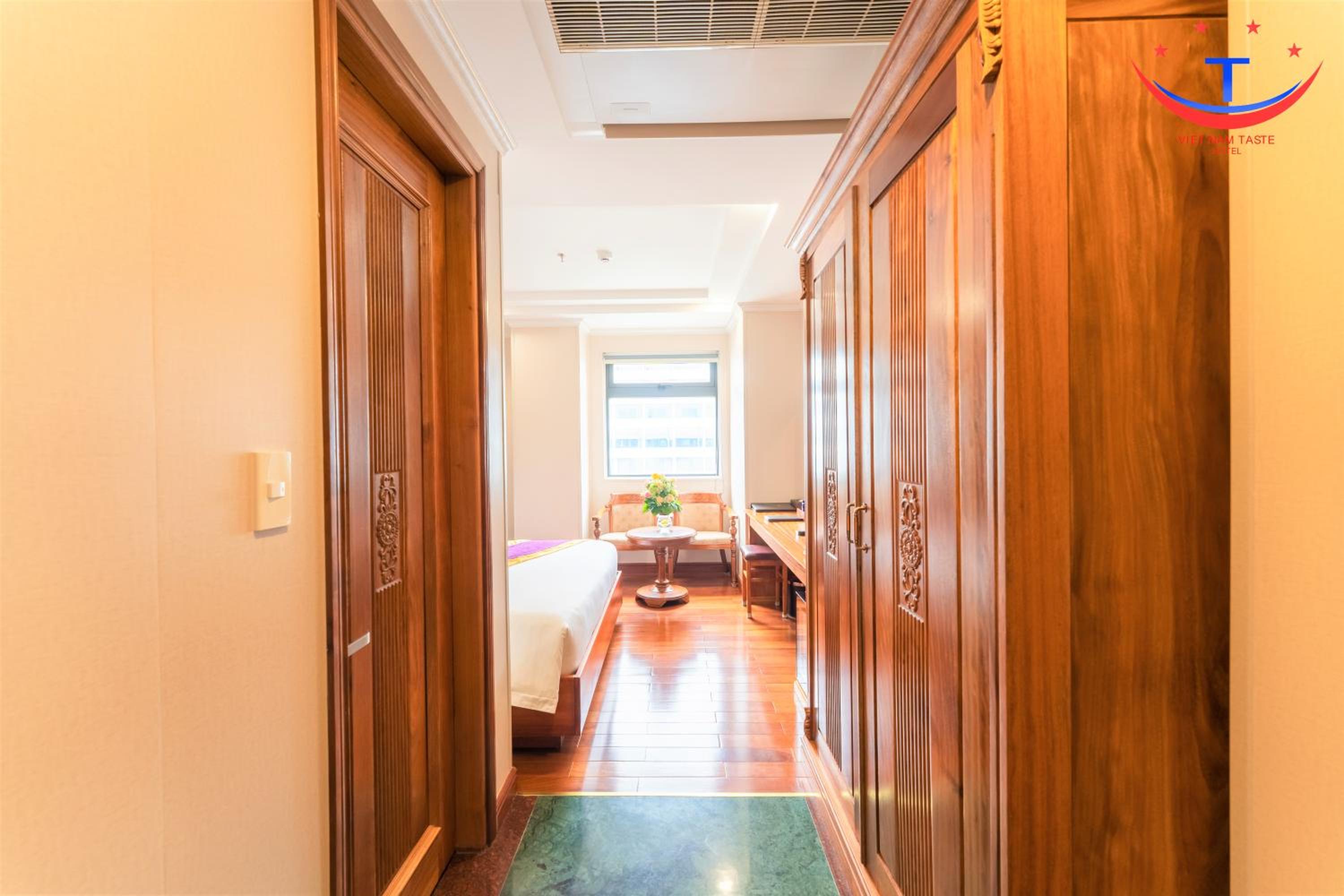 Superior Double Room with City View - Photo 4