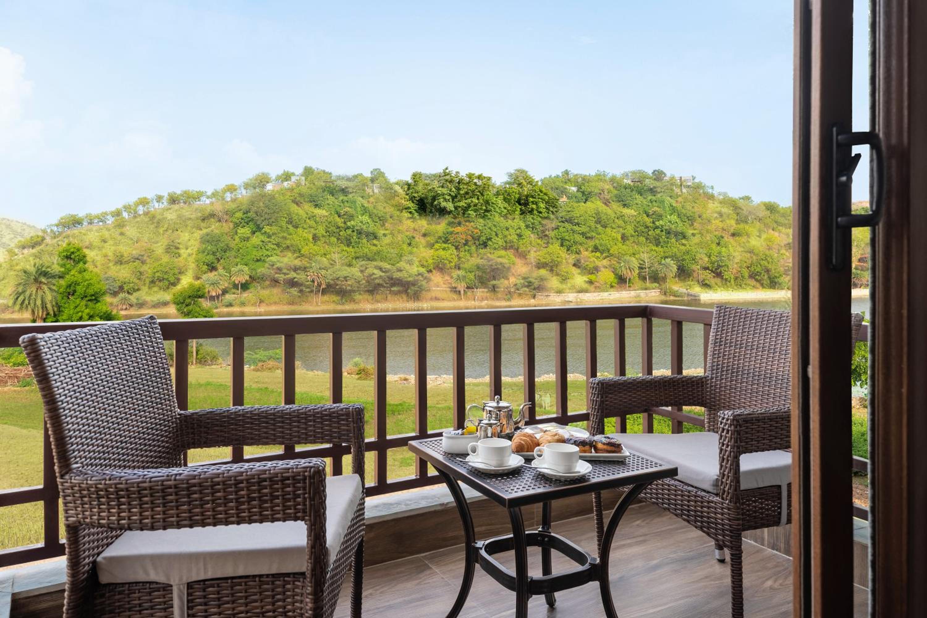 Suite with Lake View - Photo 4
