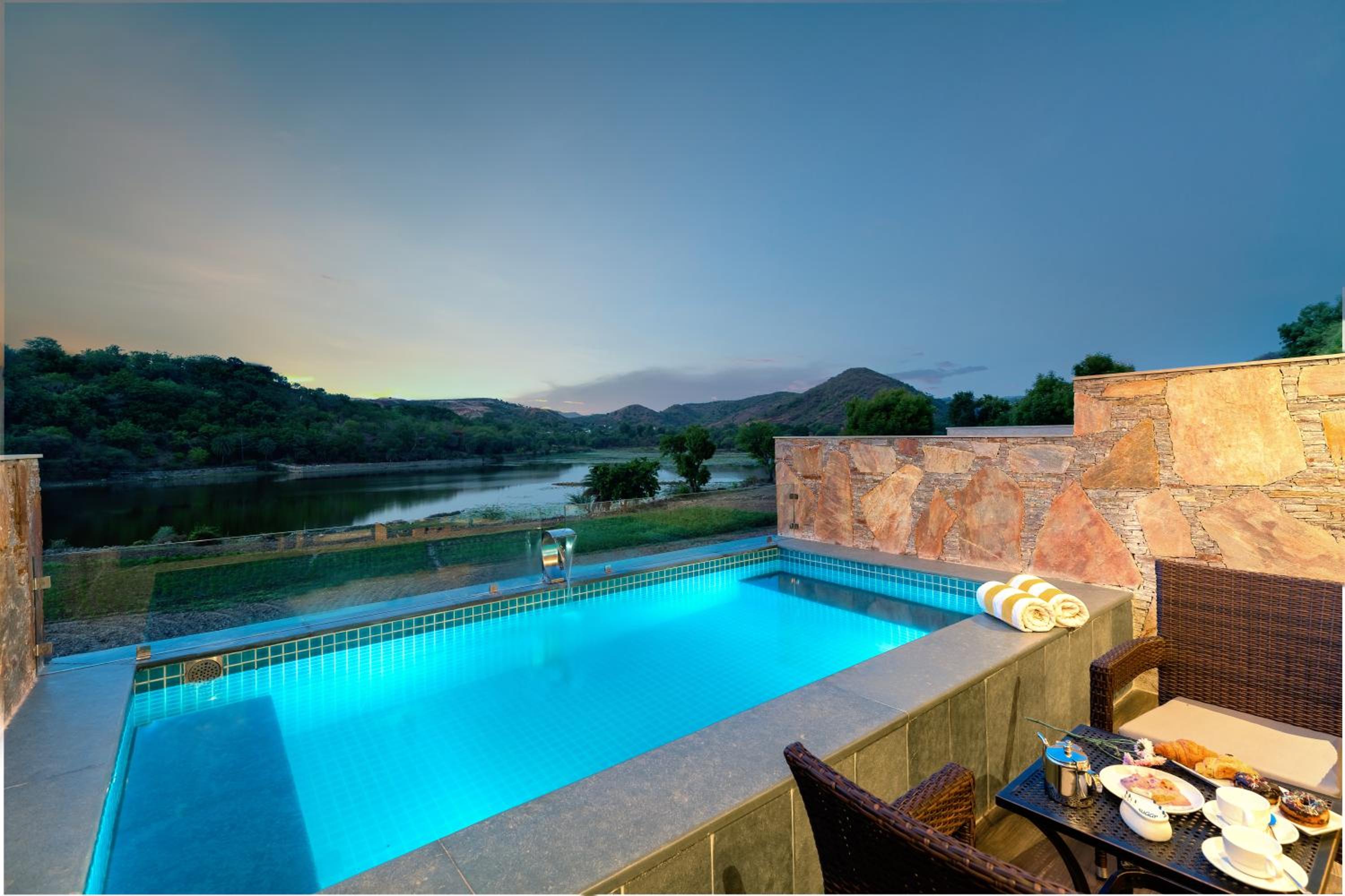 Suite with Private Pool - Photo 13