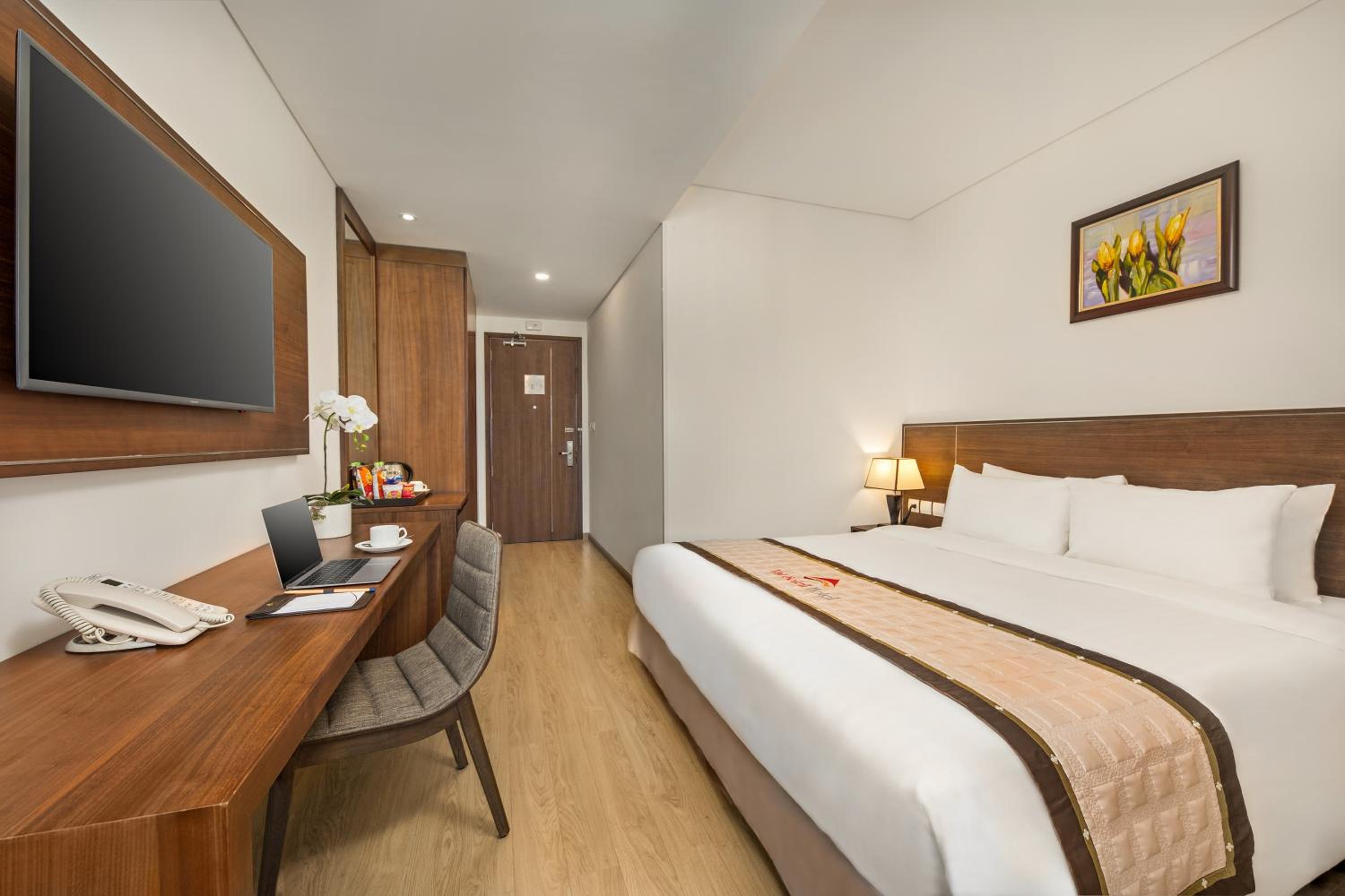 Superior Double Room with City View - Photo 4
