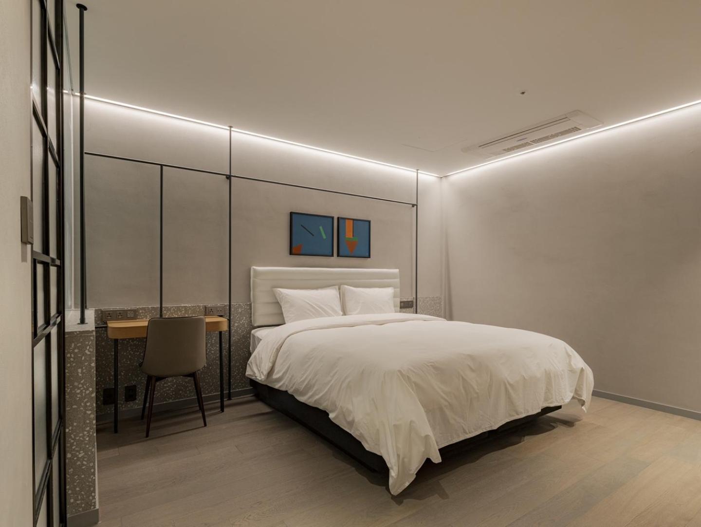 1 King Bed, Artist Suite, Non-Smoking