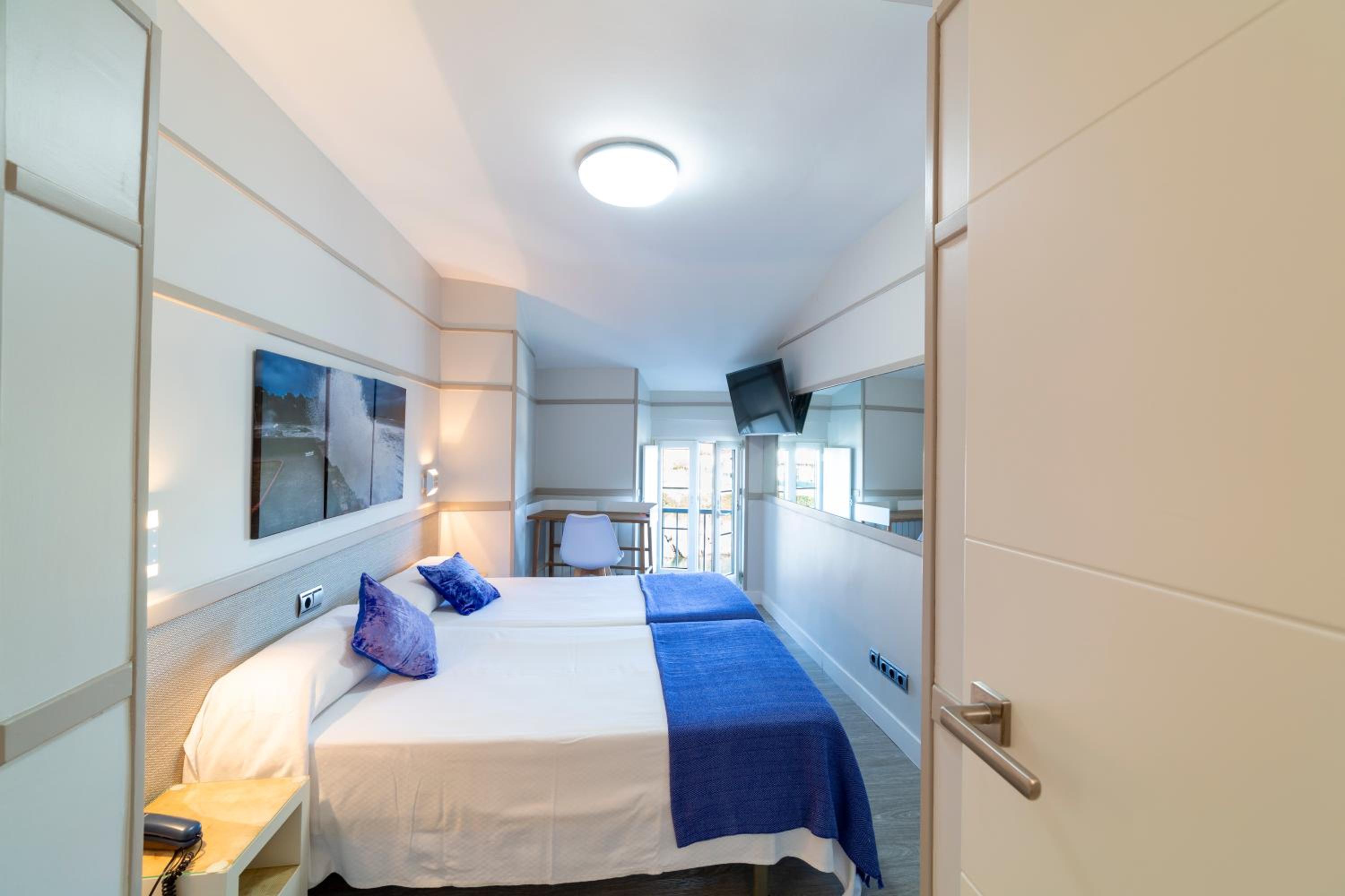 Double Room with Balcony and Sea View - Photo 7