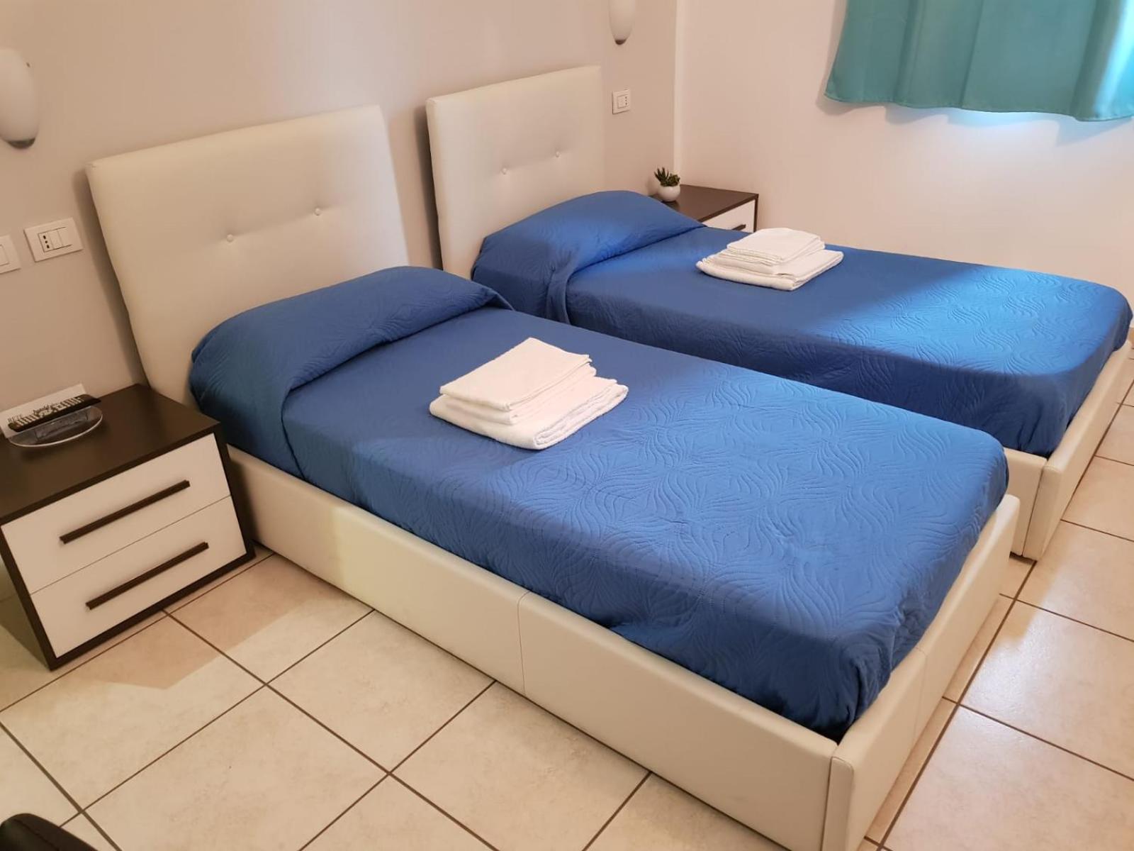 Twin Room with Private Bathroom photo 2