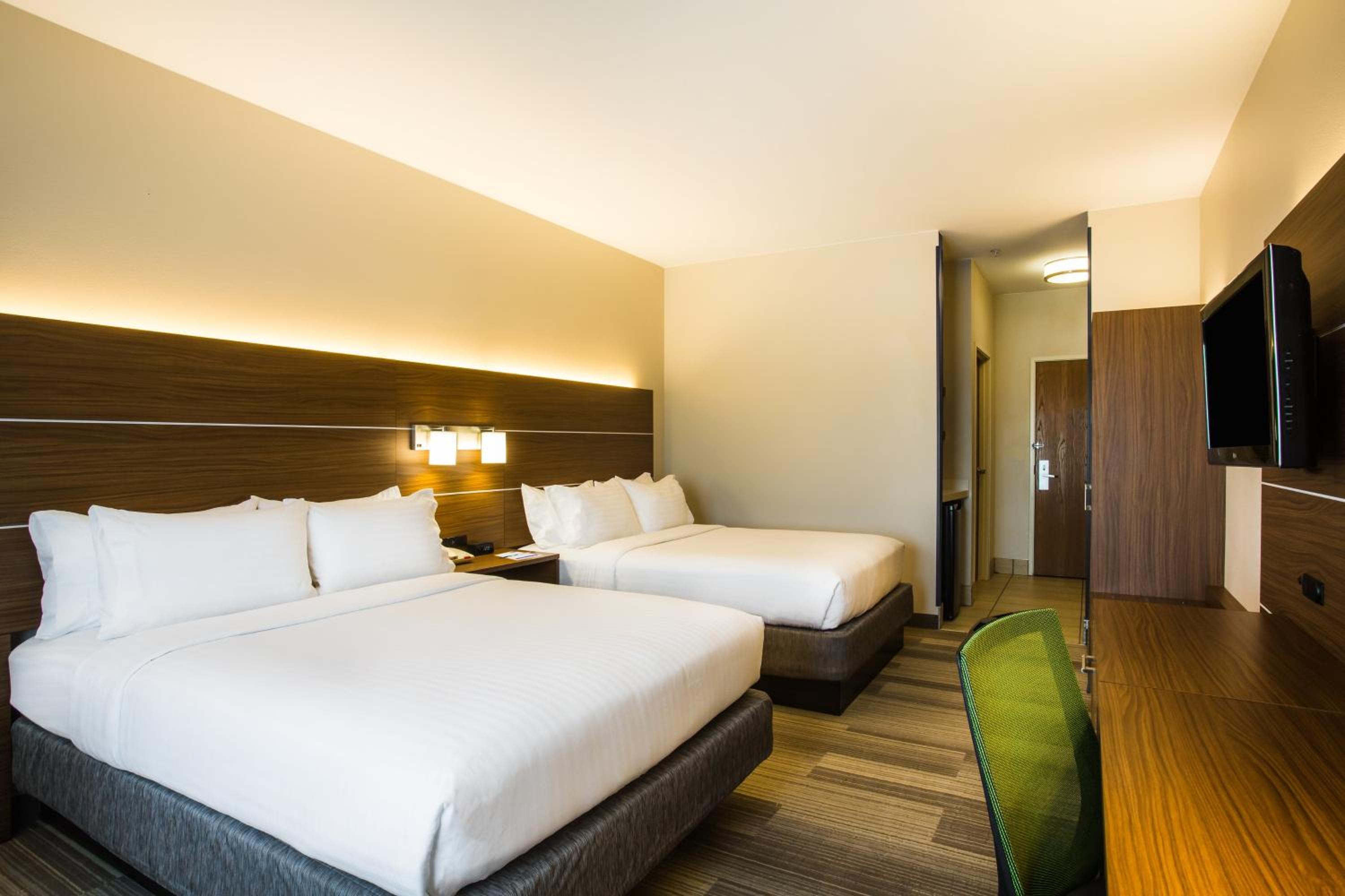 Standard Room with Two Queen Beds - Photo 1