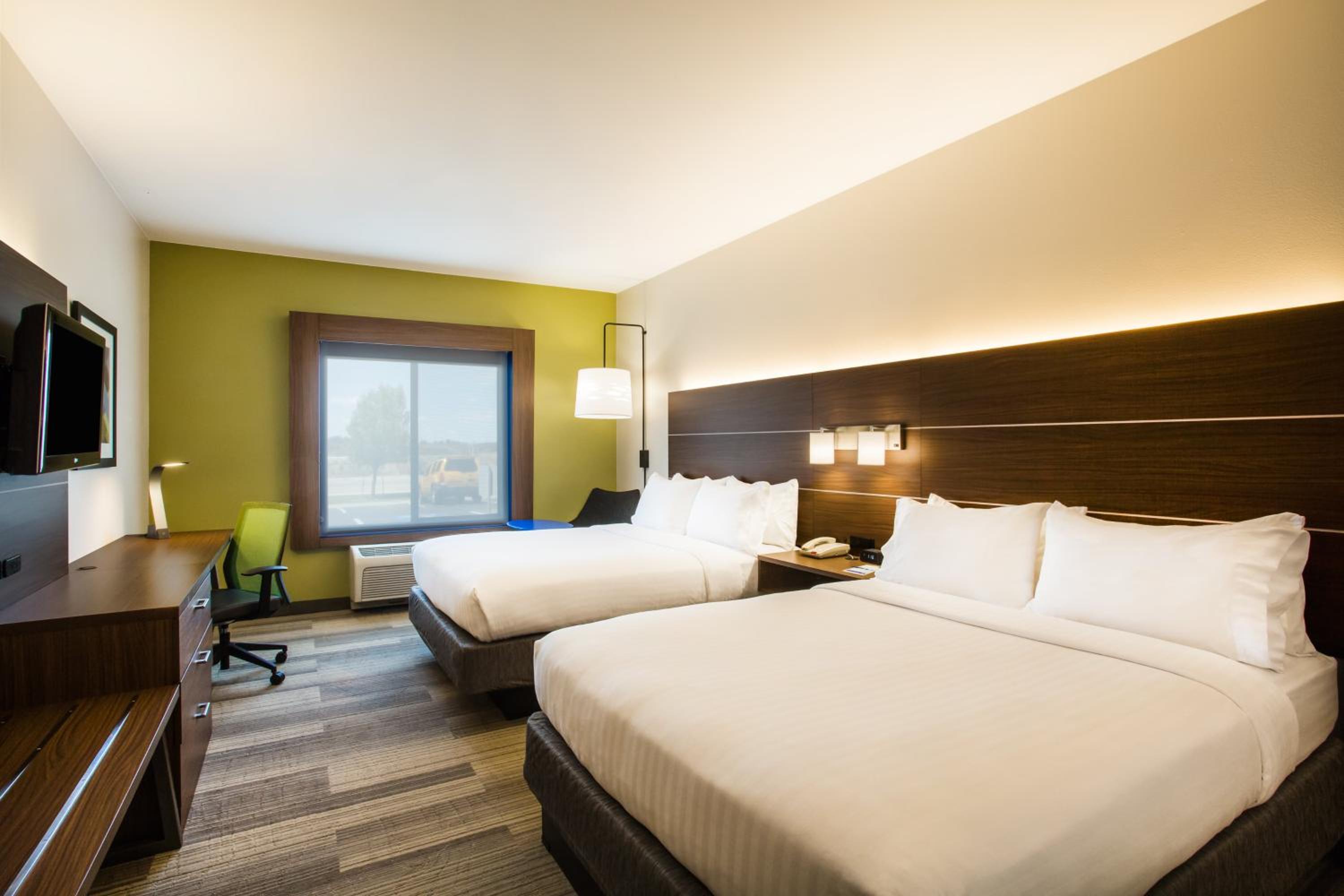 Standard Room with Two Queen Beds - Photo 3