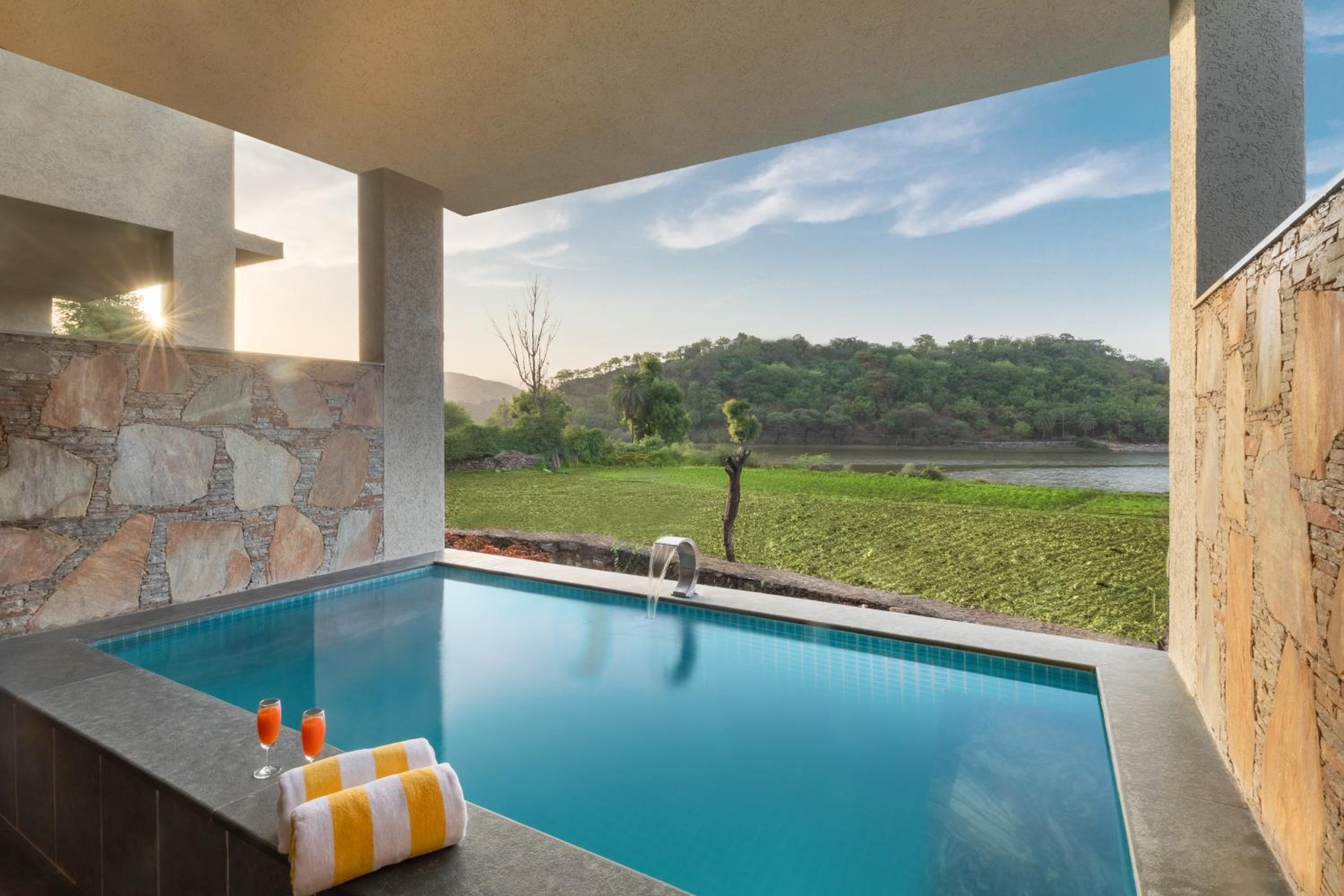 Suite with Private Pool - Photo 16