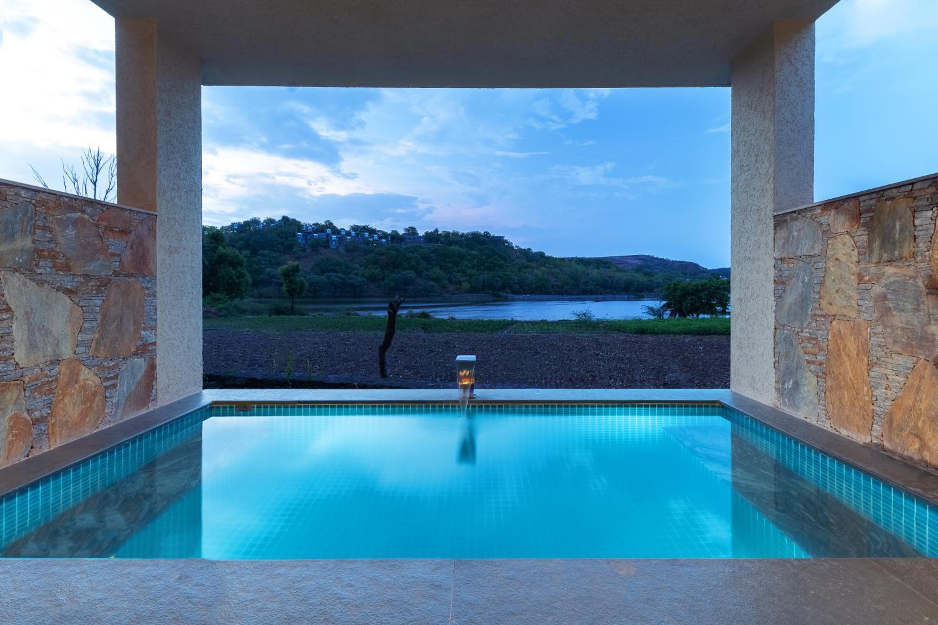 Suite with Private Pool - Photo 17