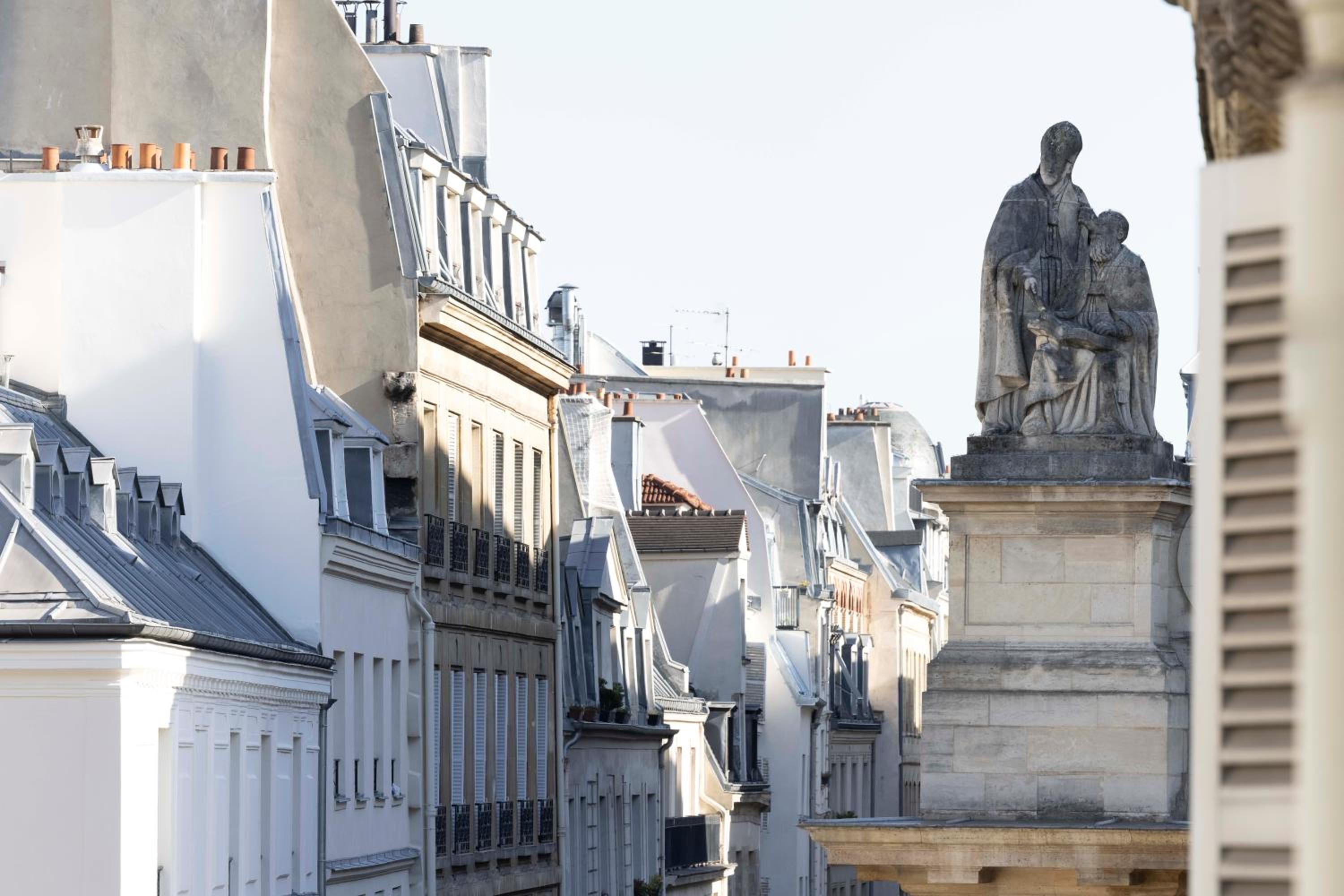 Parisian Balcony photo 3