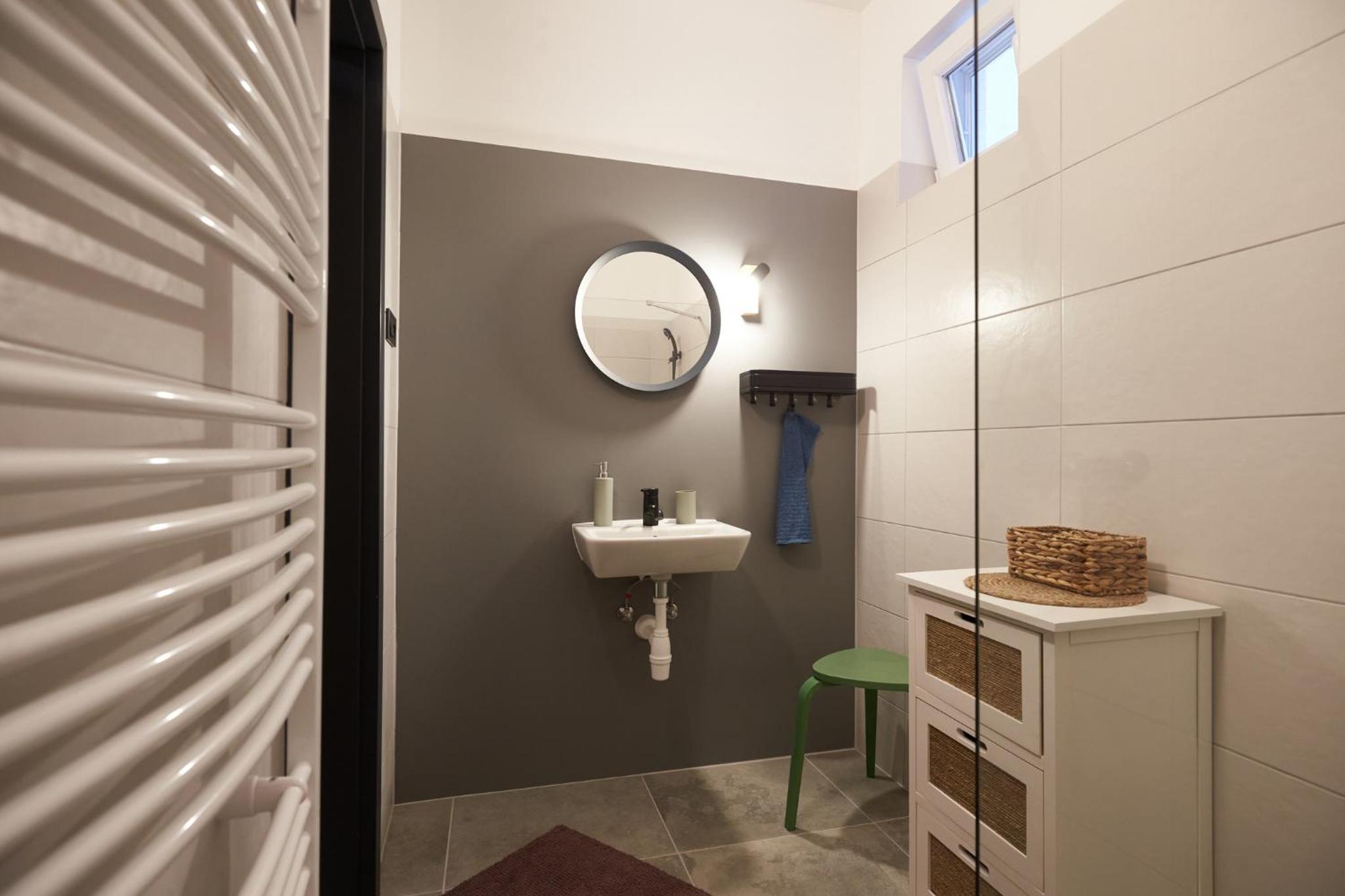 Double or Twin Room with Lake View - Photo 2