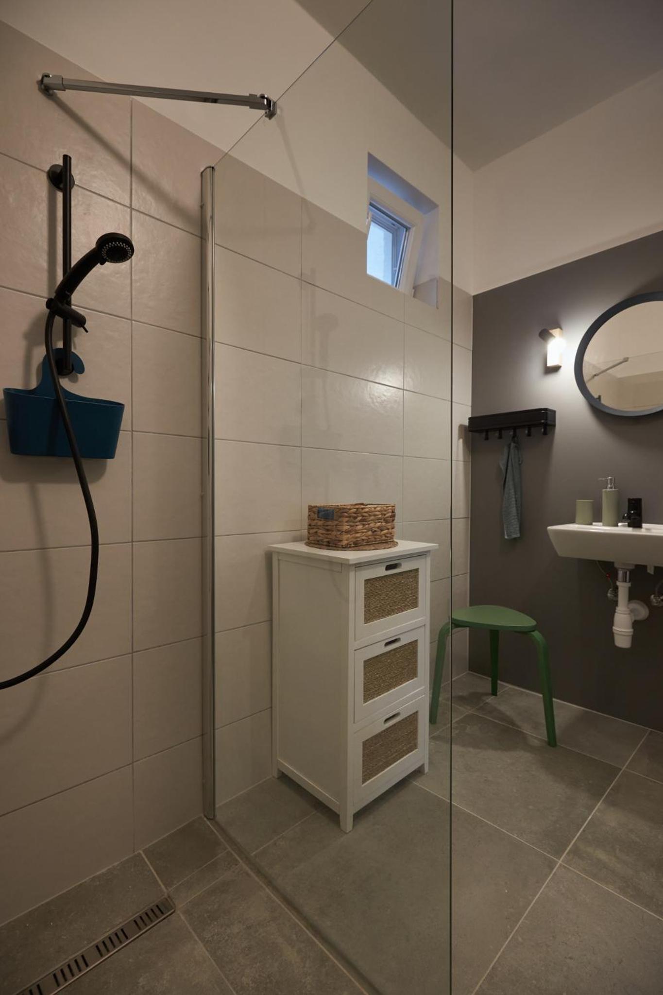 Double or Twin Room with Lake View - Photo 10