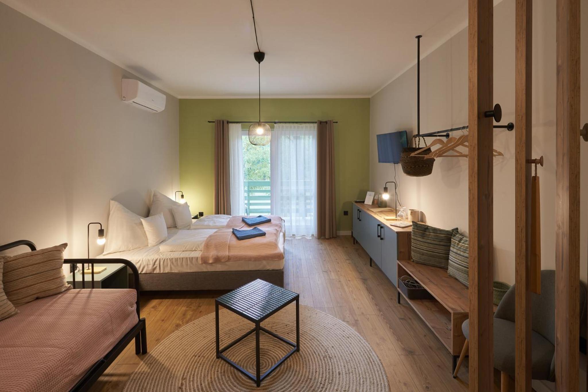 Double or Twin Room with Lake View - Photo 18