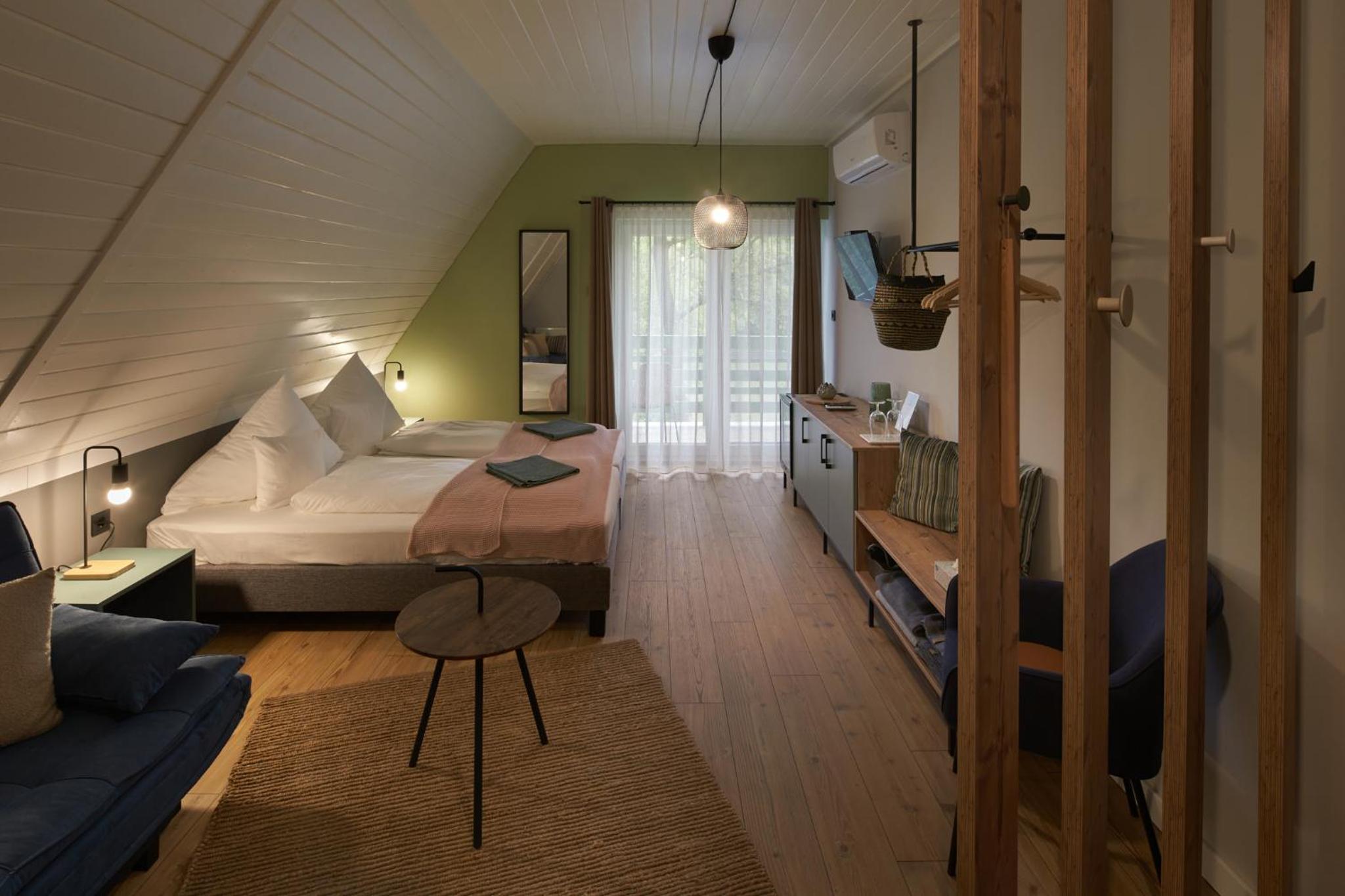 Double or Twin Room with Lake View - Photo 17