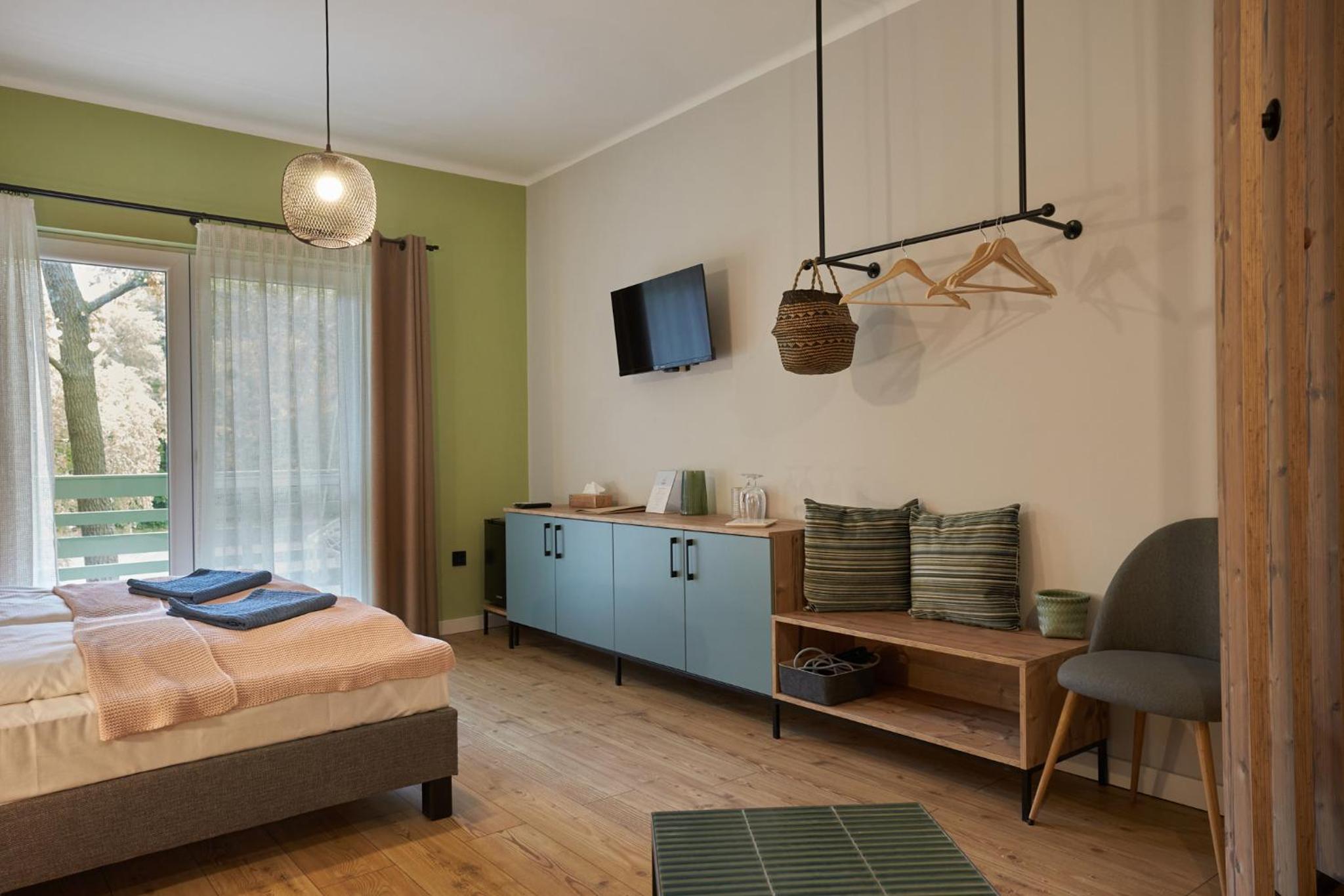 Double or Twin Room with Lake View - Photo 14