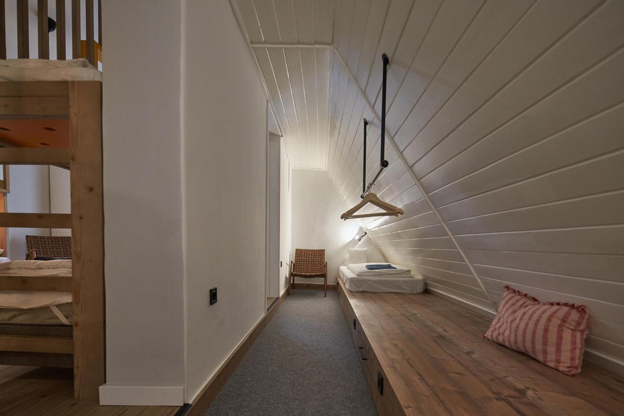 8-Bed Mixed Dormitory Room photo 3
