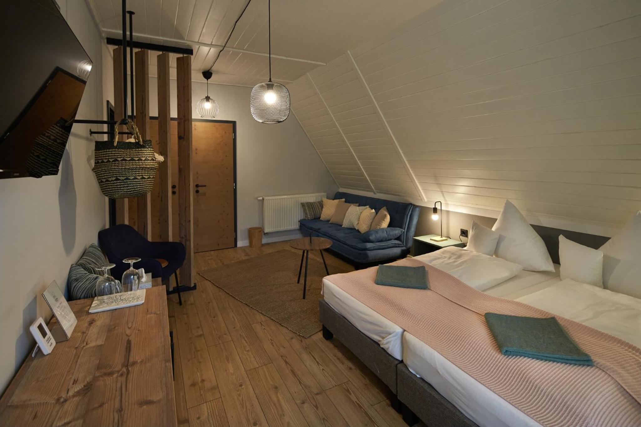 Double or Twin Room with Lake View - Photo 16