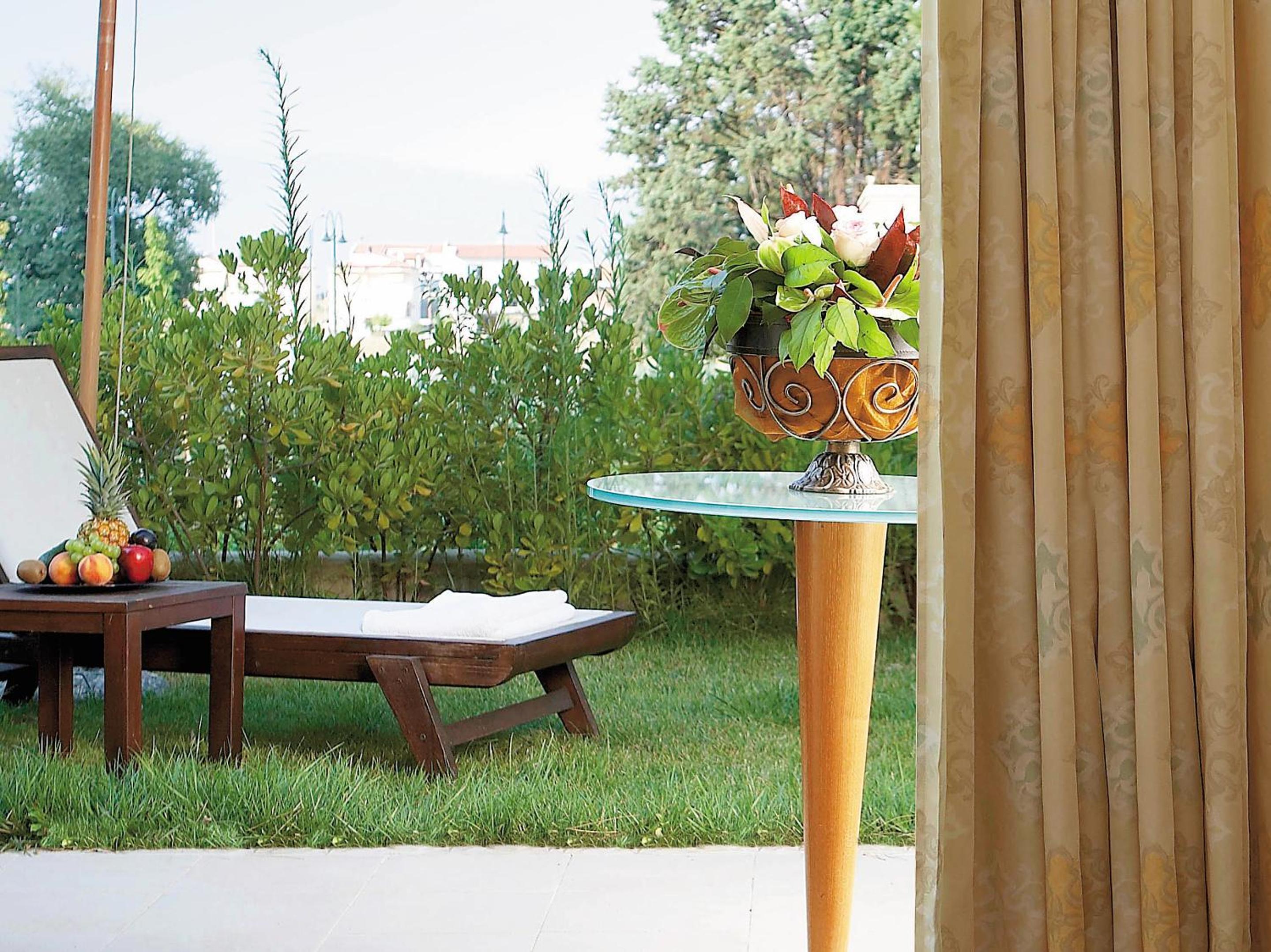 Bungalow with Garden View - Photo 3
