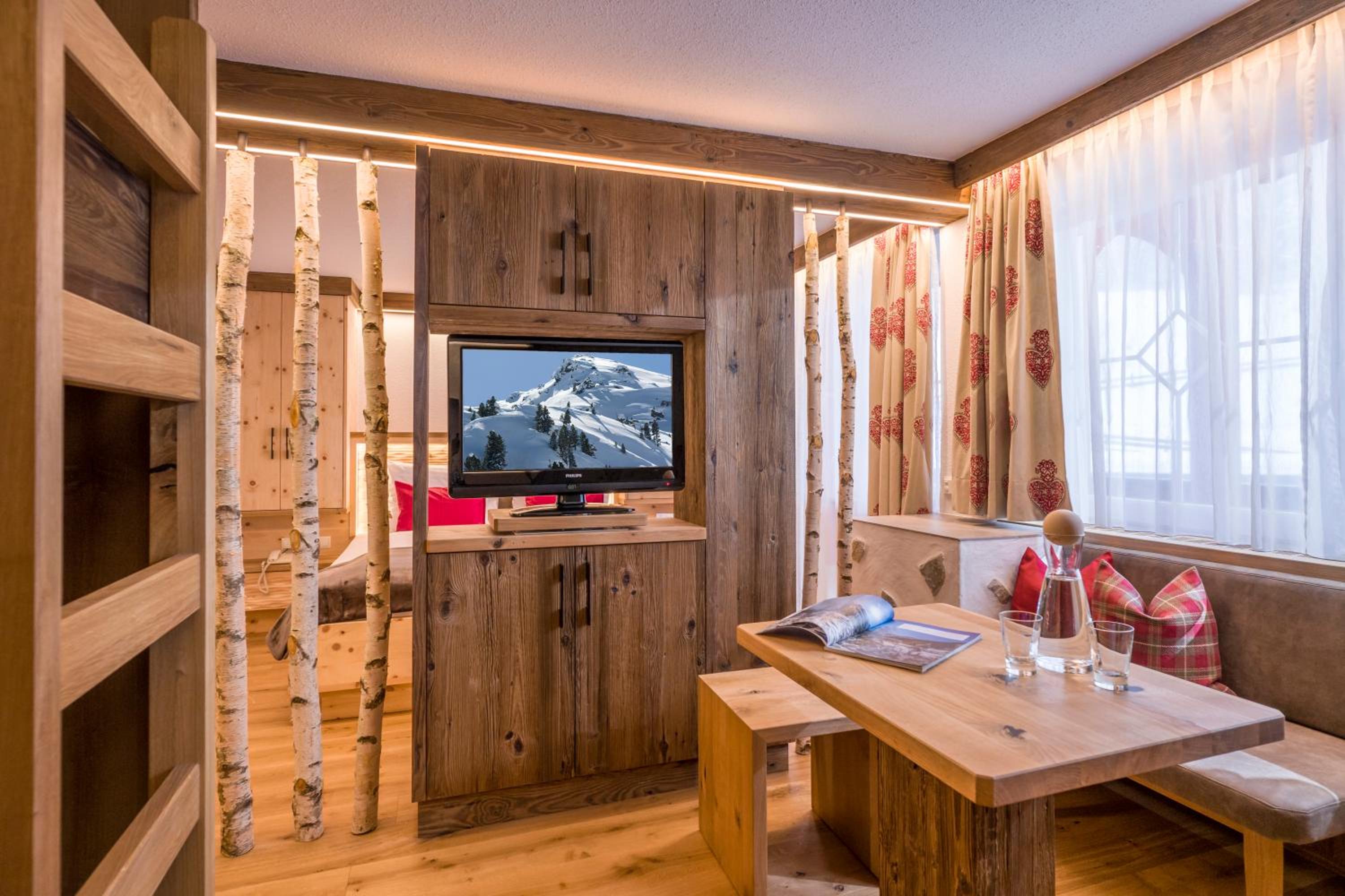 Deluxe Junior Suite - Photo 2