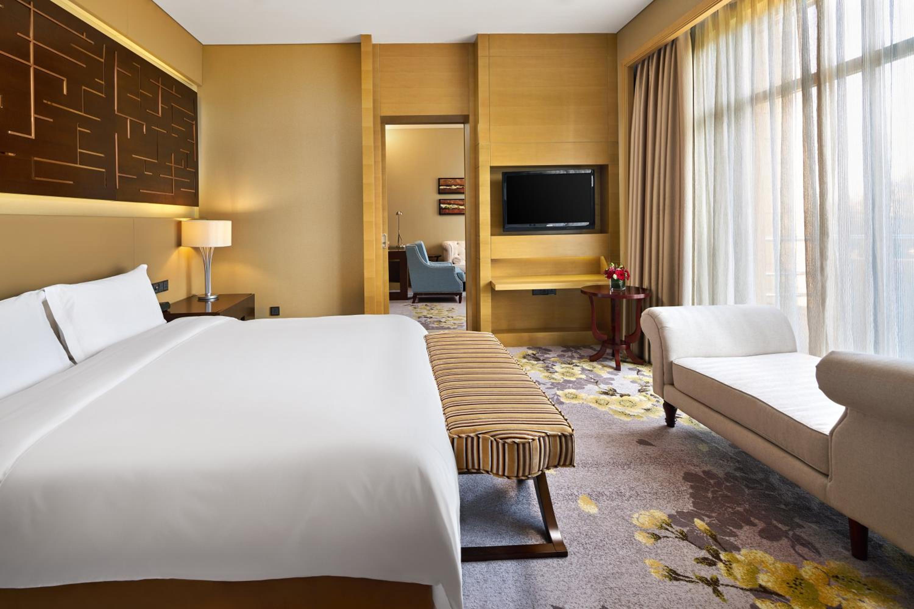 One-Bedroom King Suite With Lounge Access