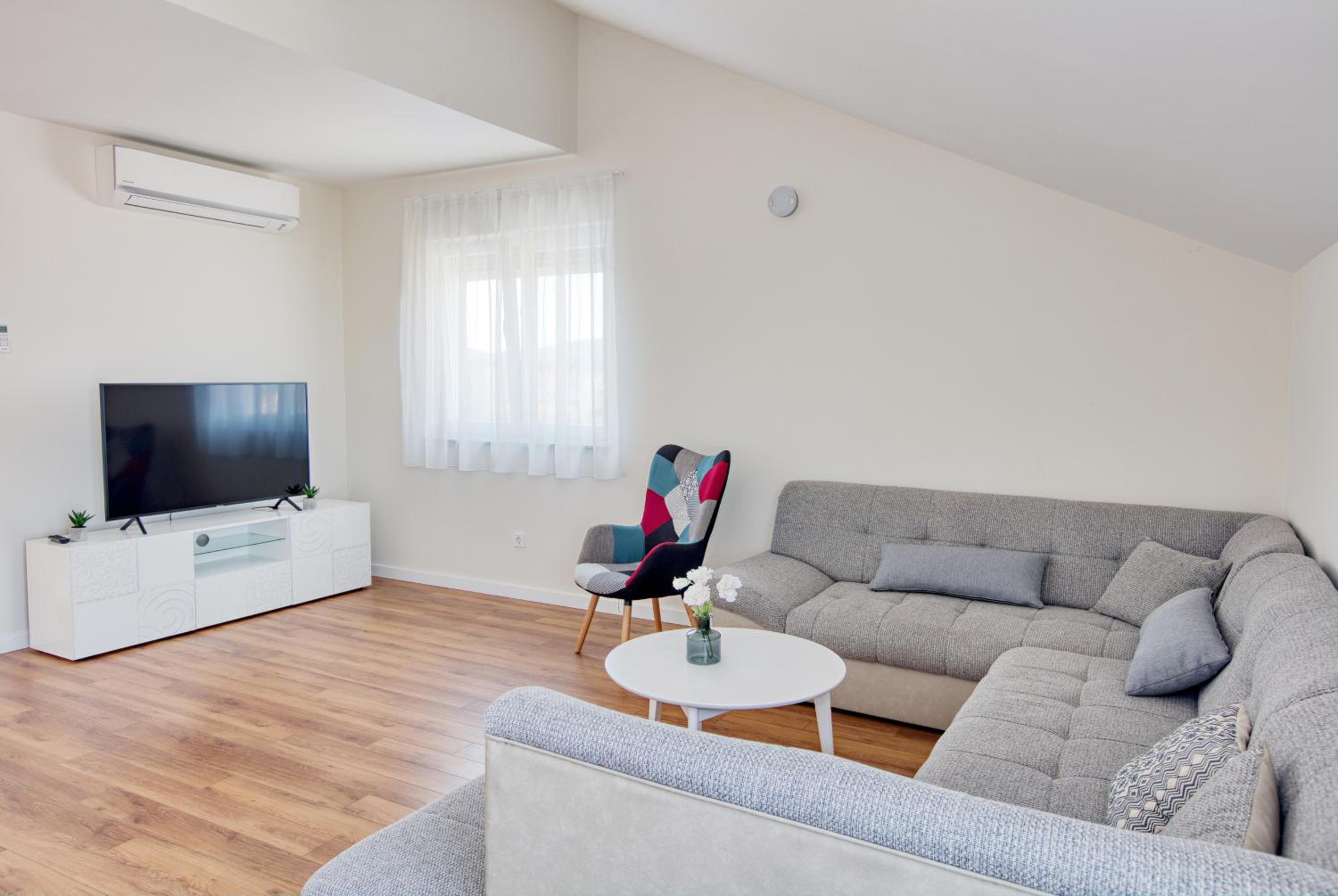 Three-Bedroom Apartment With Terrace And Sea View photo 2