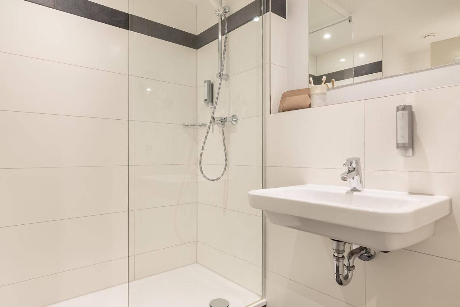 Standard Twin Room - Photo 4