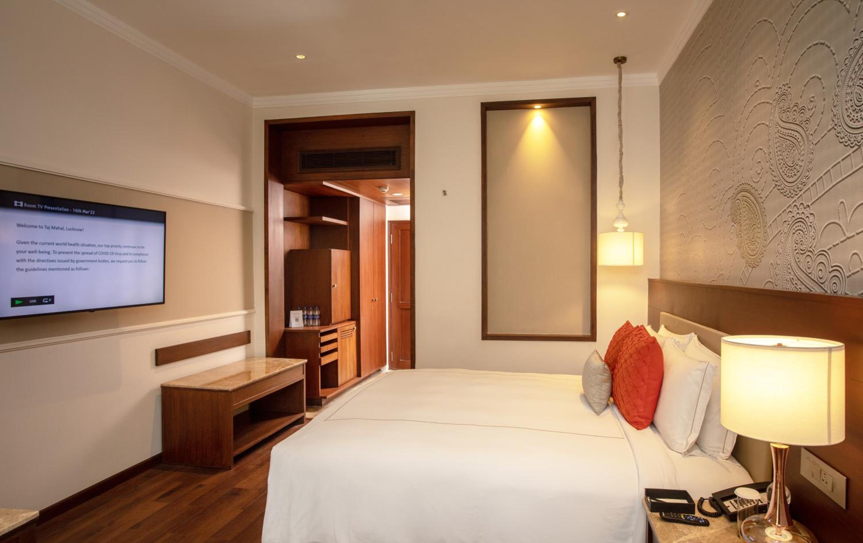 Superior Room King Bed - Photo 2
