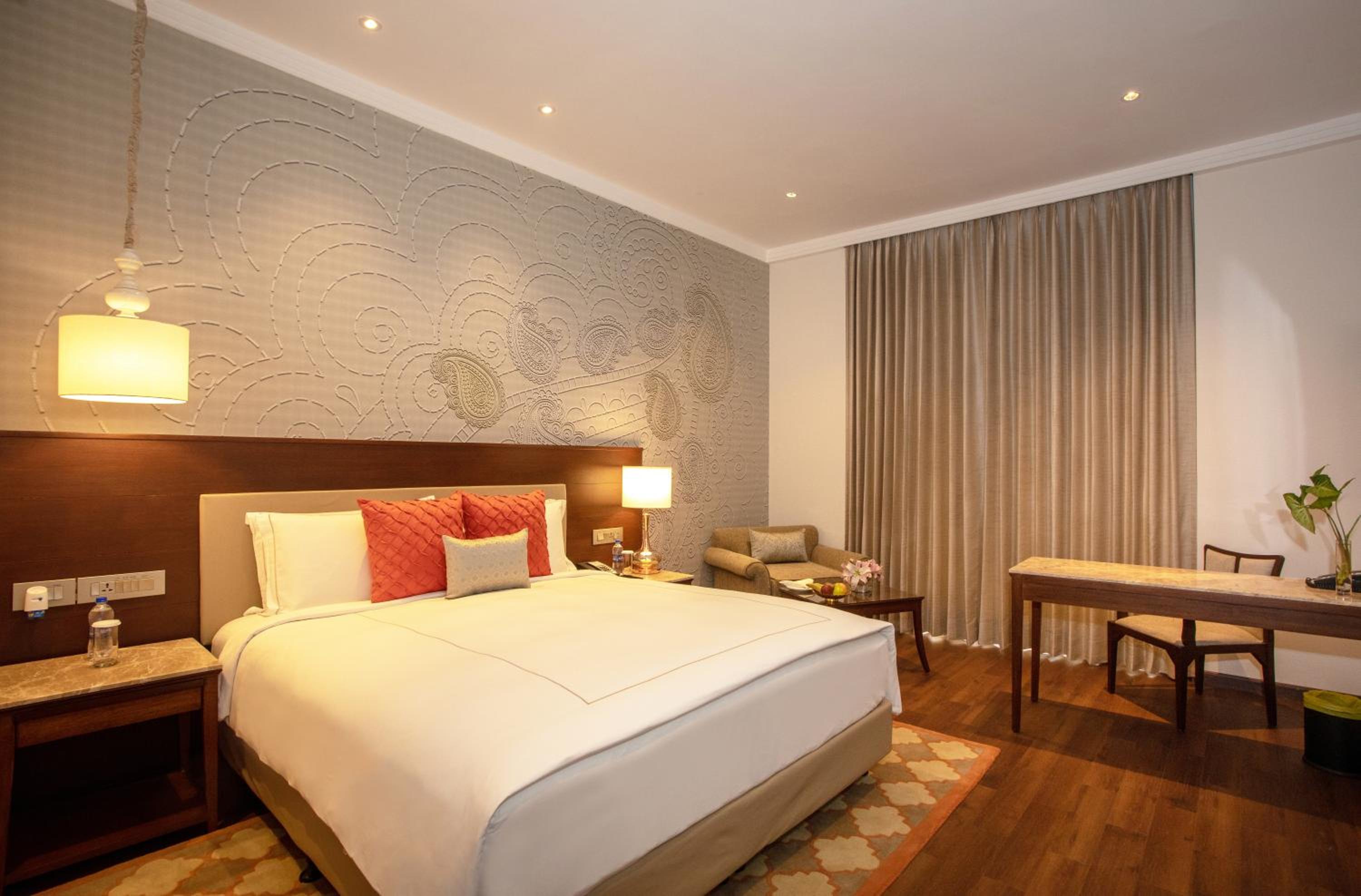 Superior Room King Bed - Photo 4