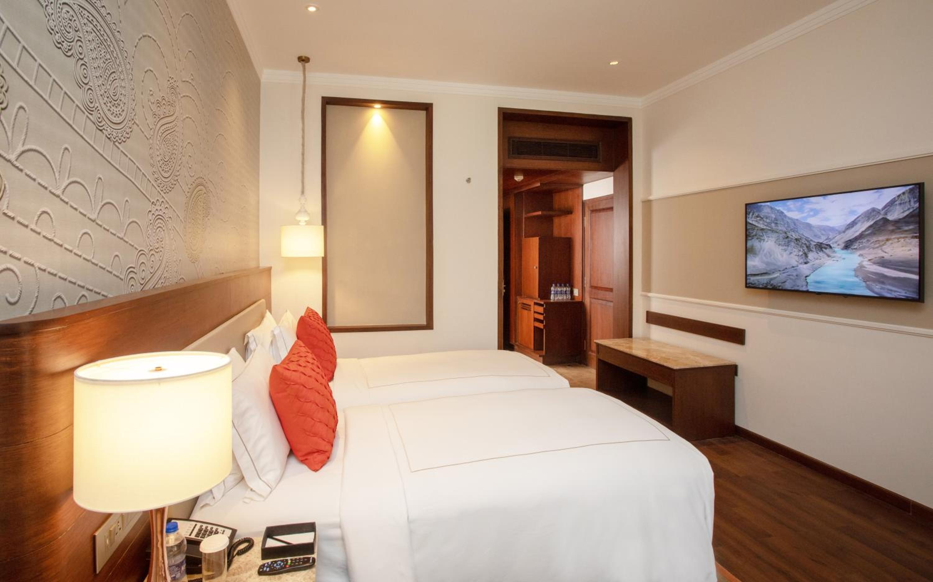 Superior Room Twin Bed - Photo 3
