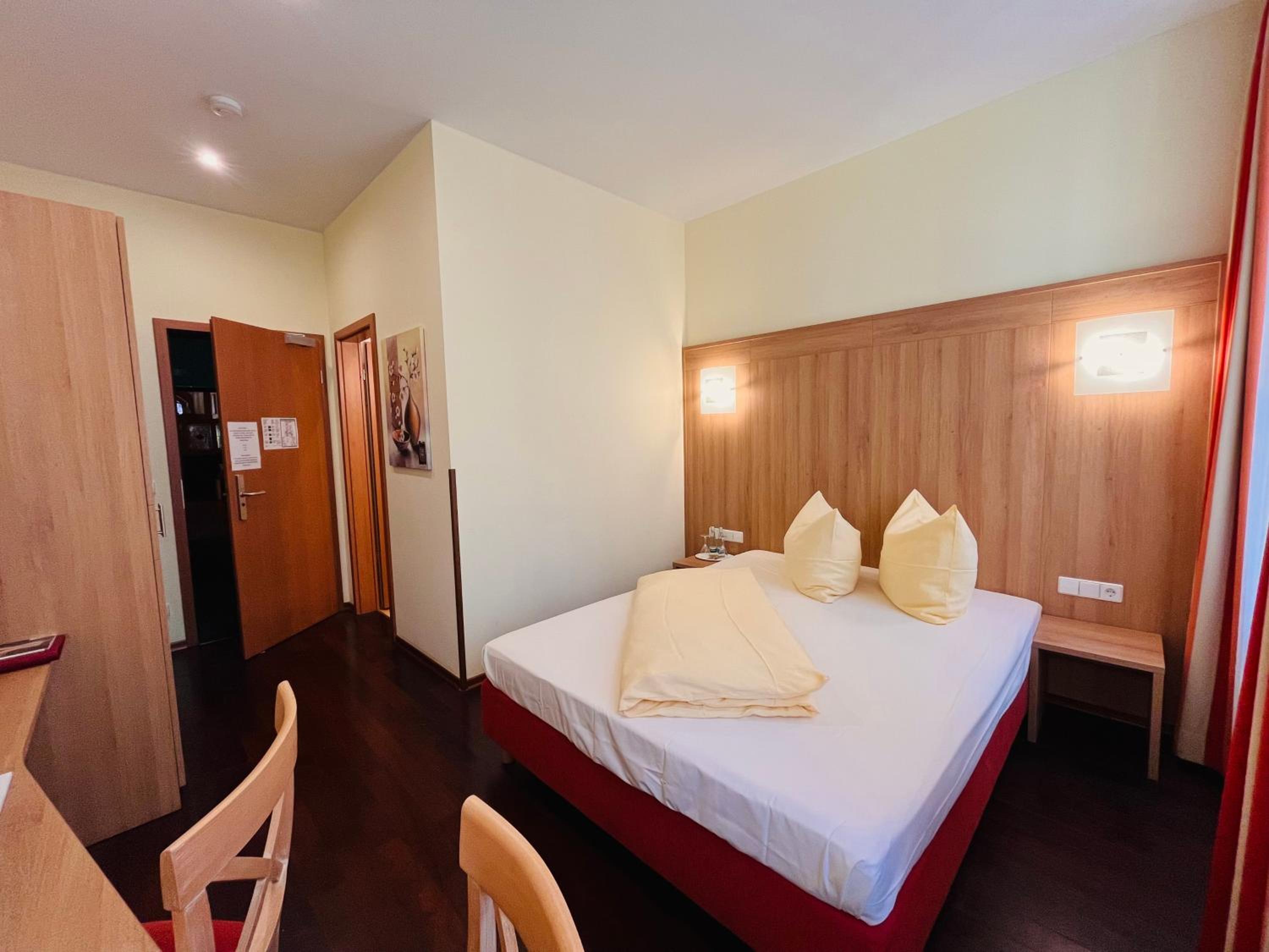 Standard Double Room - Photo 5