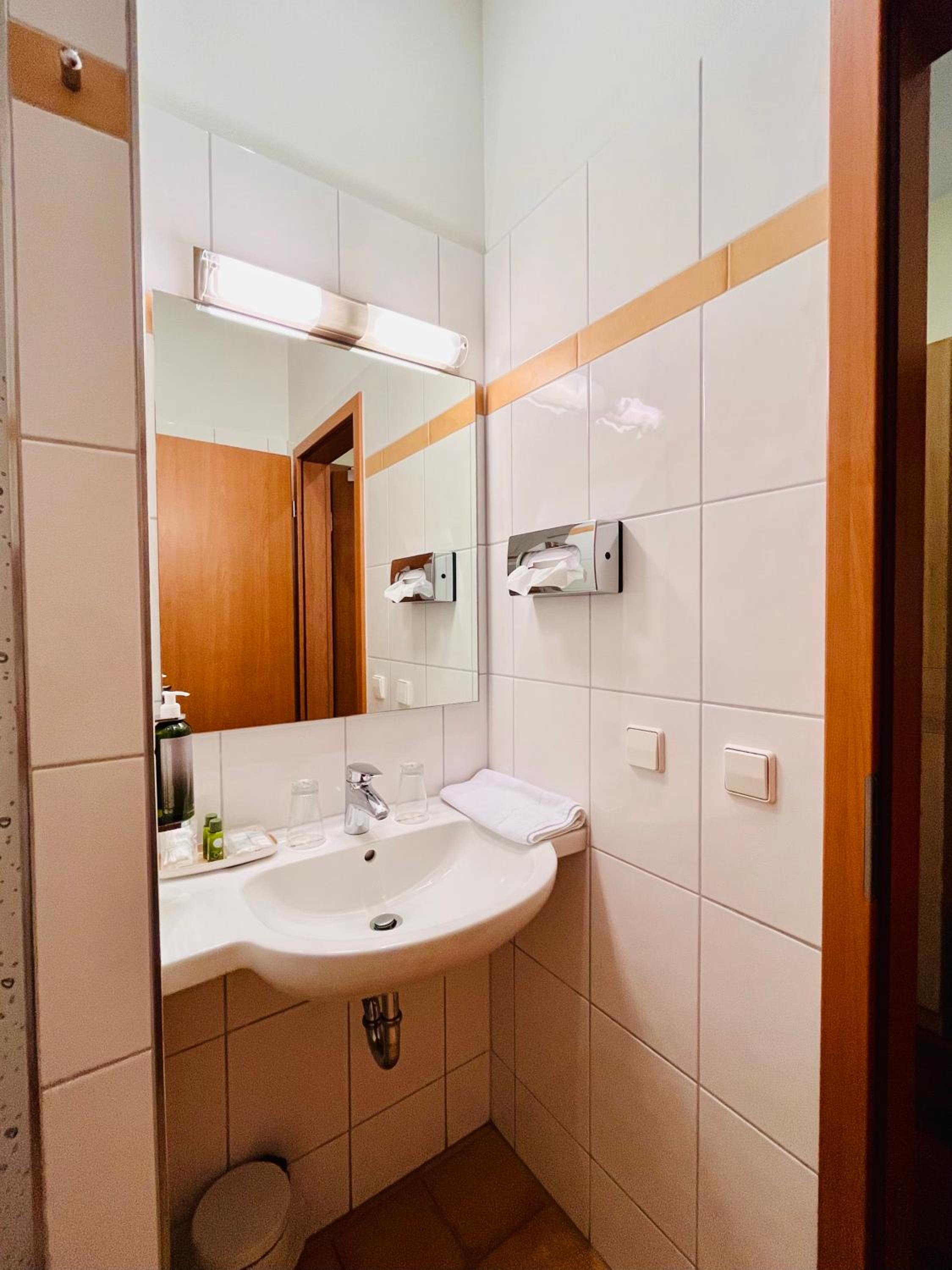 Standard Double Room - Photo 7