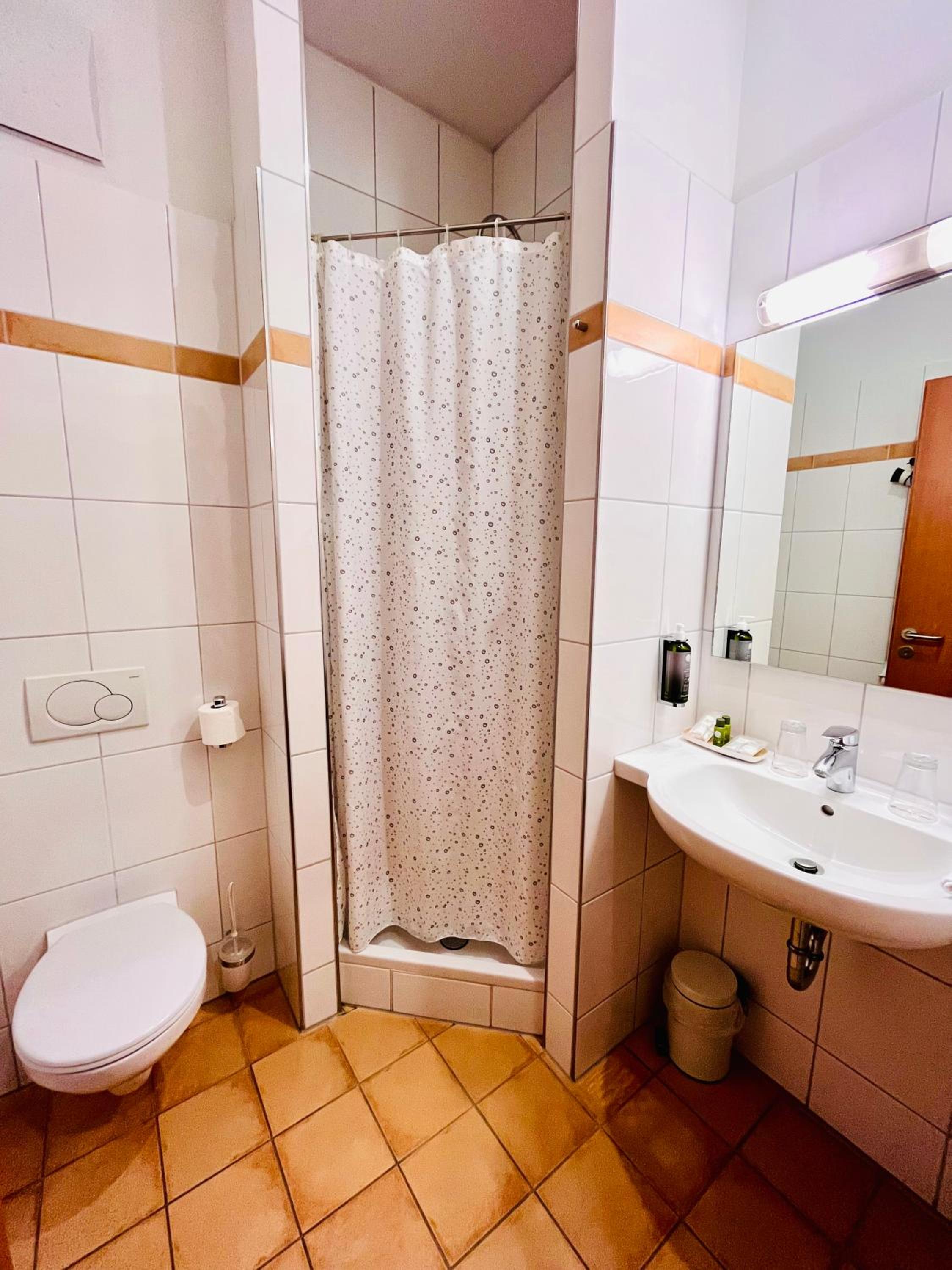 Standard Double Room - Photo 8