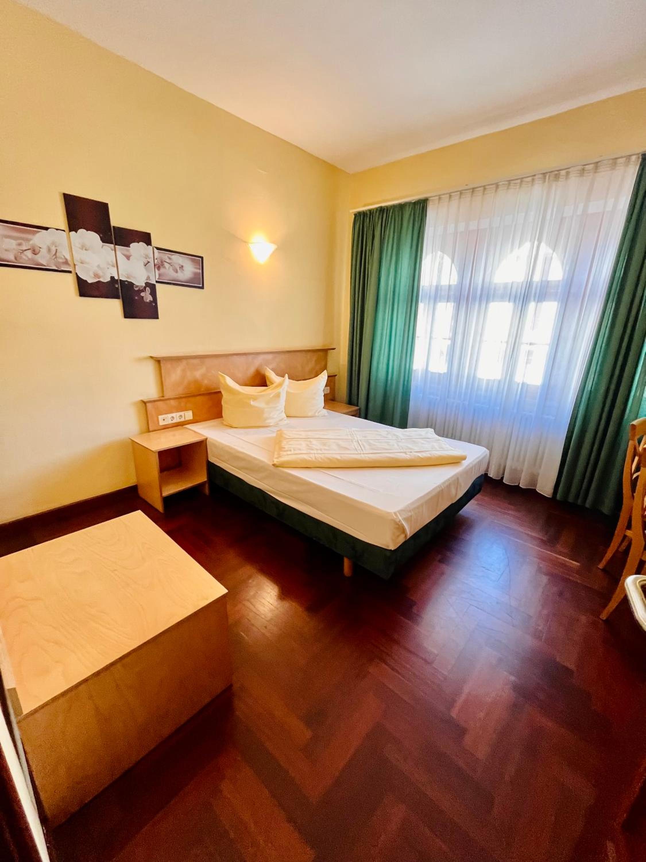 Standard Double Room - Photo 9