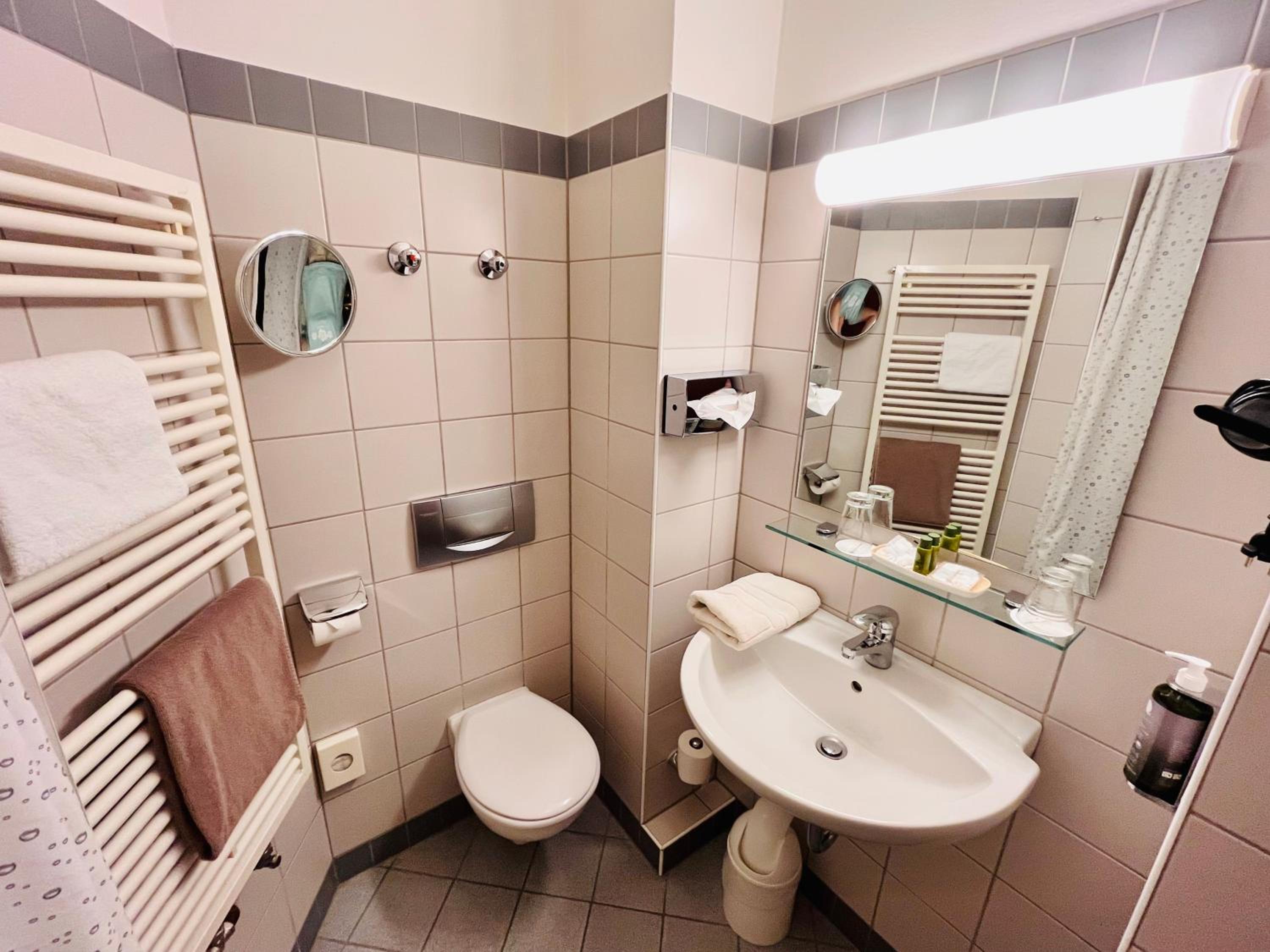 Standard Double Room - Photo 10