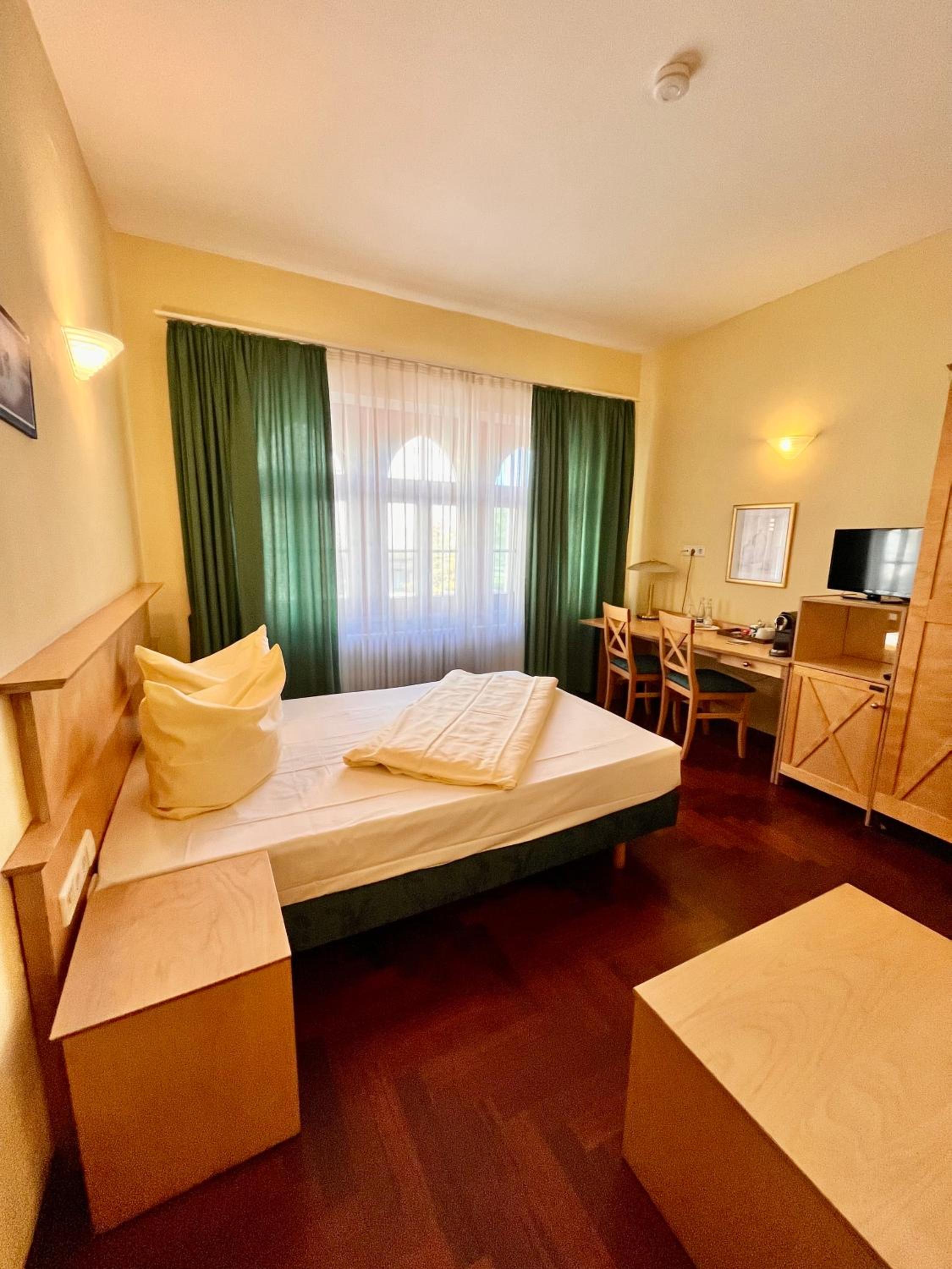 Standard Double Room - Photo 11
