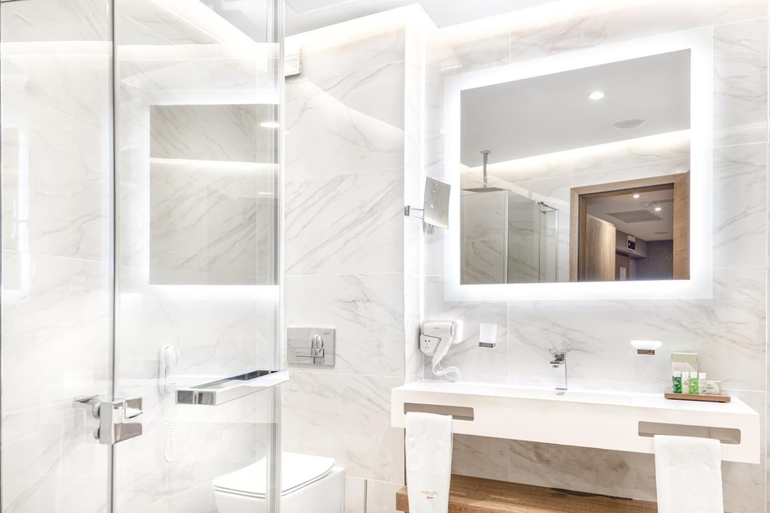 Deluxe Suite with Free Spa Access photo 3