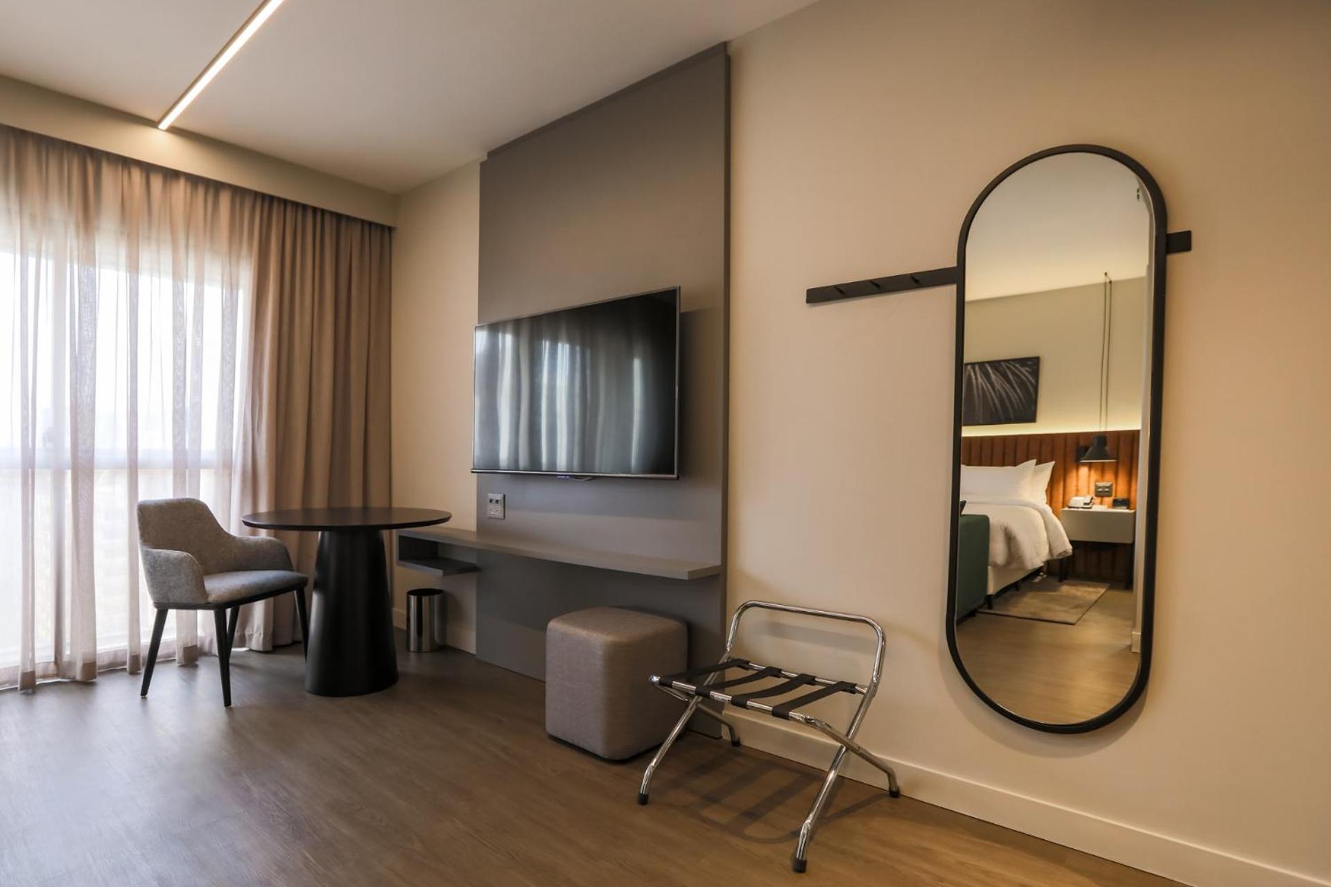 Deluxe Room with King Bed - Photo 2
