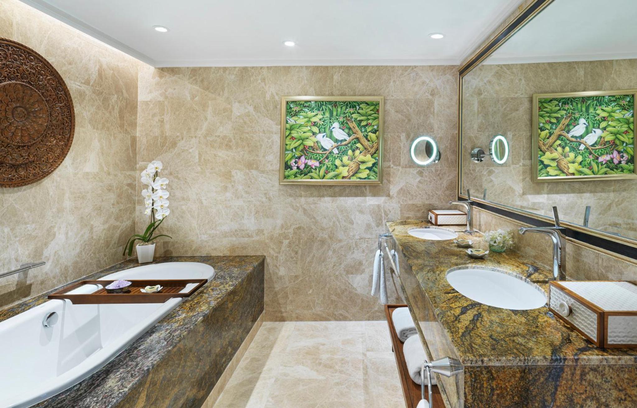 One-Bedroom Suite with Club Lounge Access - Photo 2