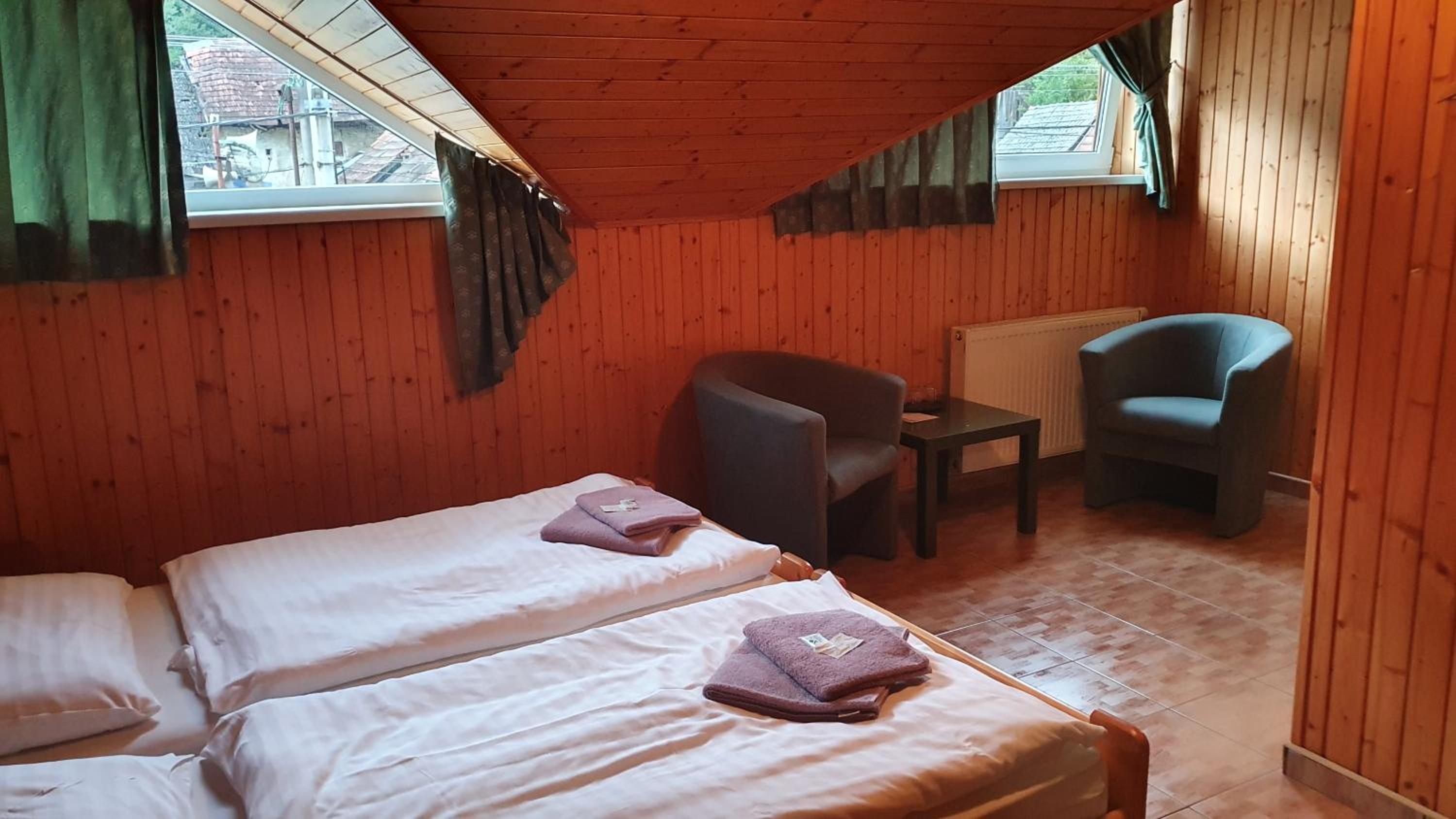 Double or Twin Room with Bathroom - Photo 3