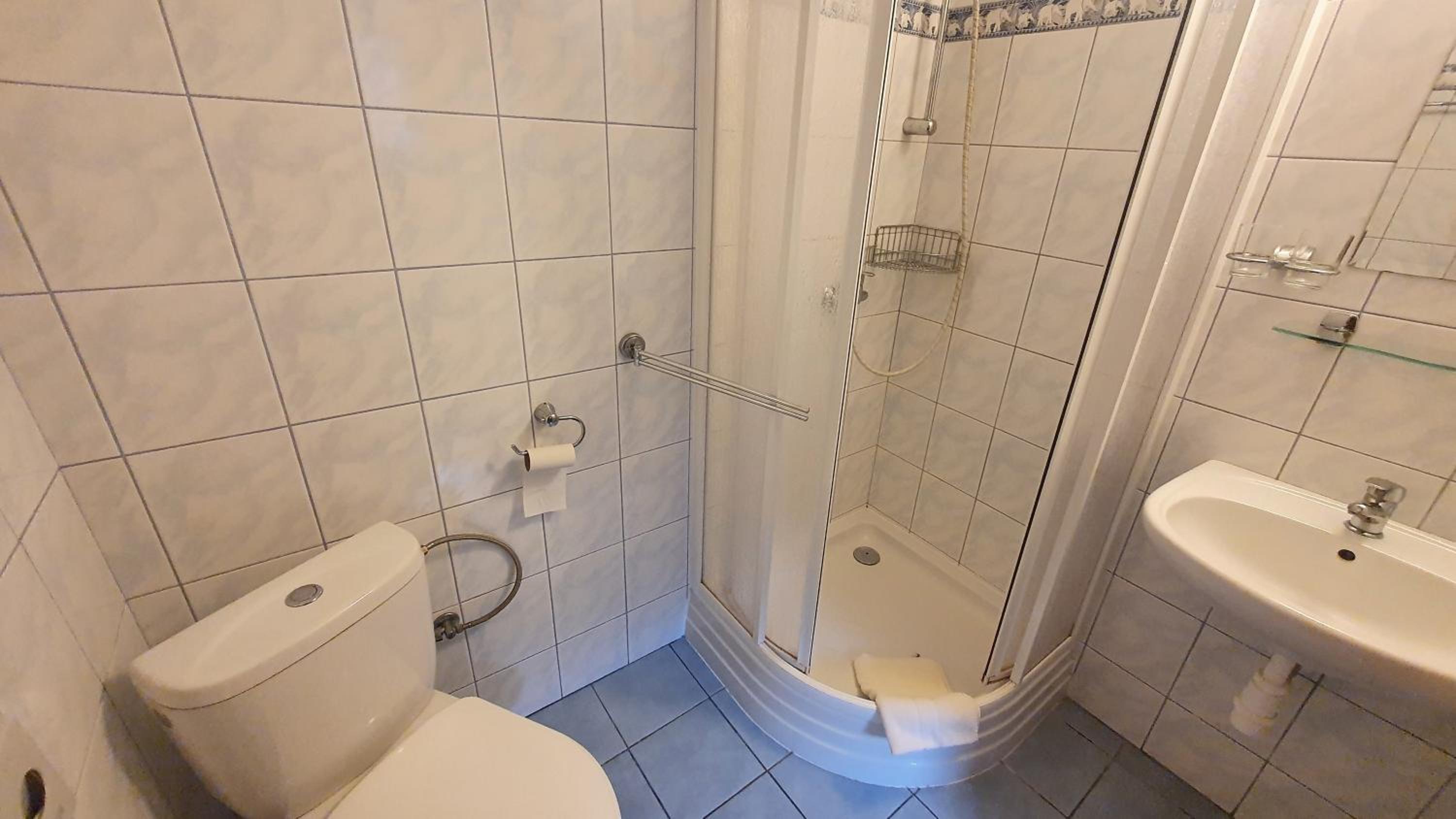 Double or Twin Room with Bathroom - Photo 7