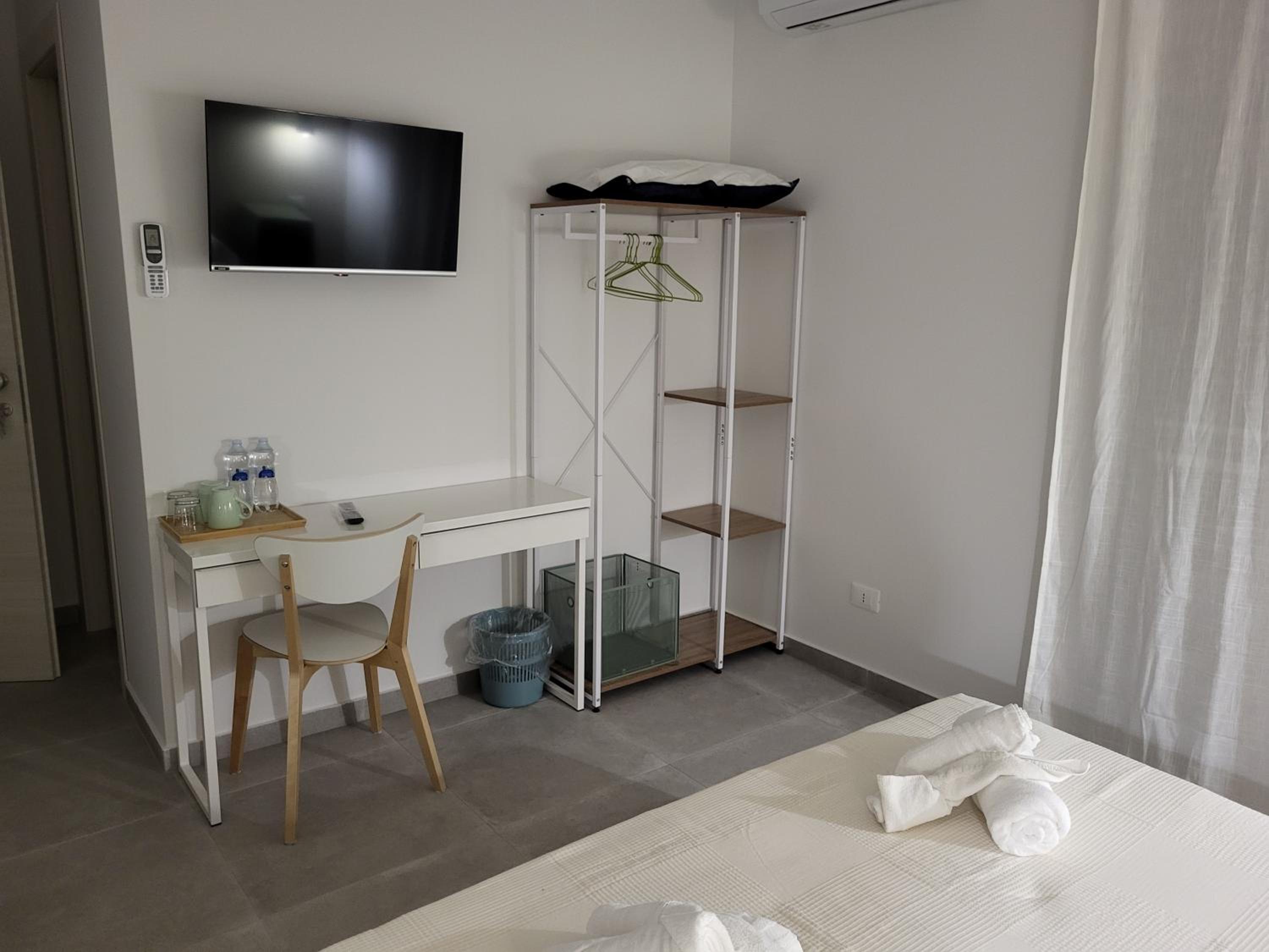 Double Room with Balcony and Sea View - Photo 8
