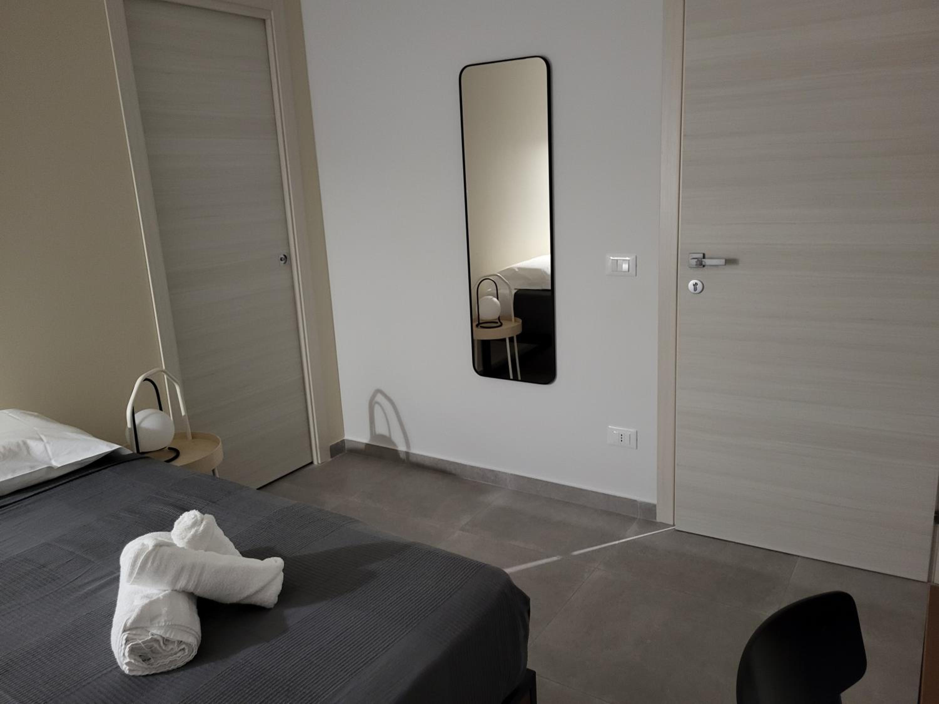 Double Room with Balcony - Photo 10