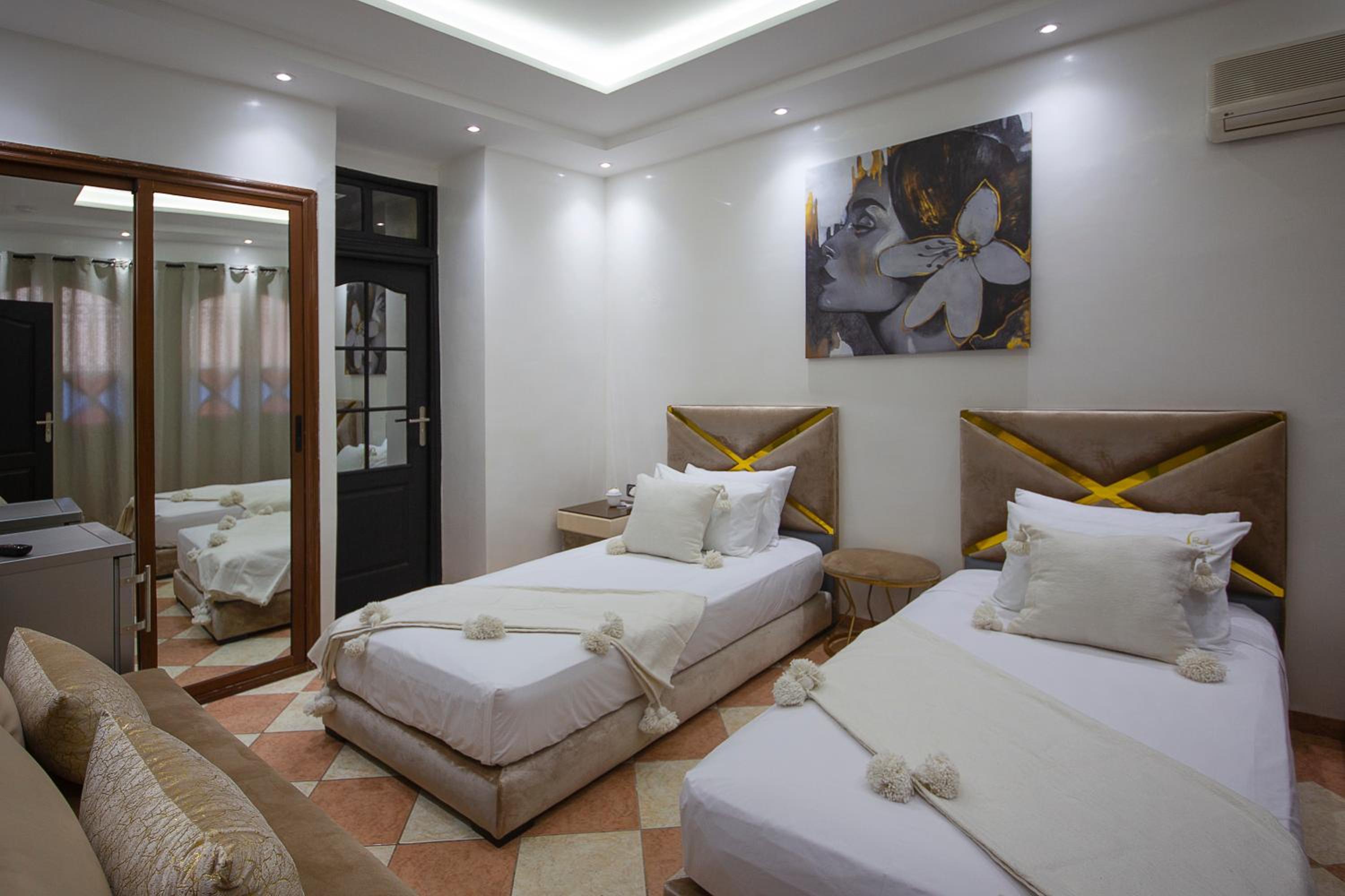 Twin Room with Private Bathroom - Photo 2
