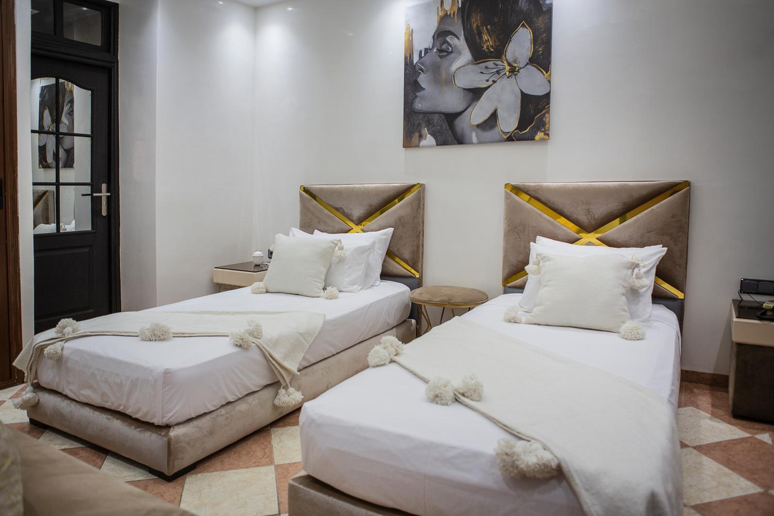 Twin Room with Private Bathroom - Photo 3