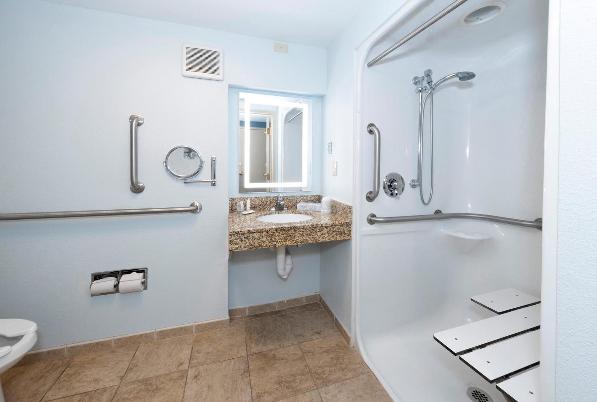 Studio King Room Disability Access Roll-In Shower Non-Smoking photo 3
