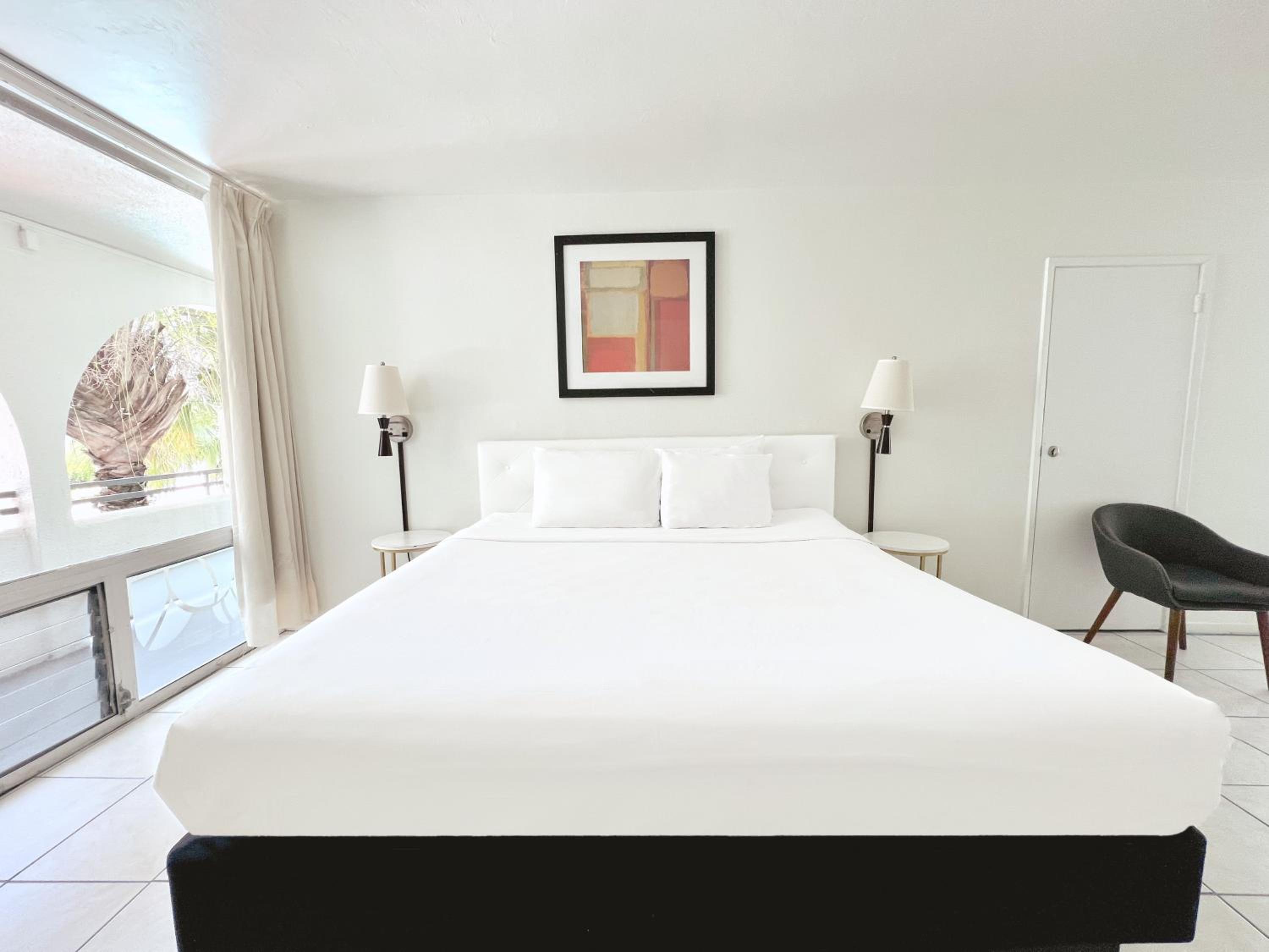Deluxe Studio with King Bed - Photo 3