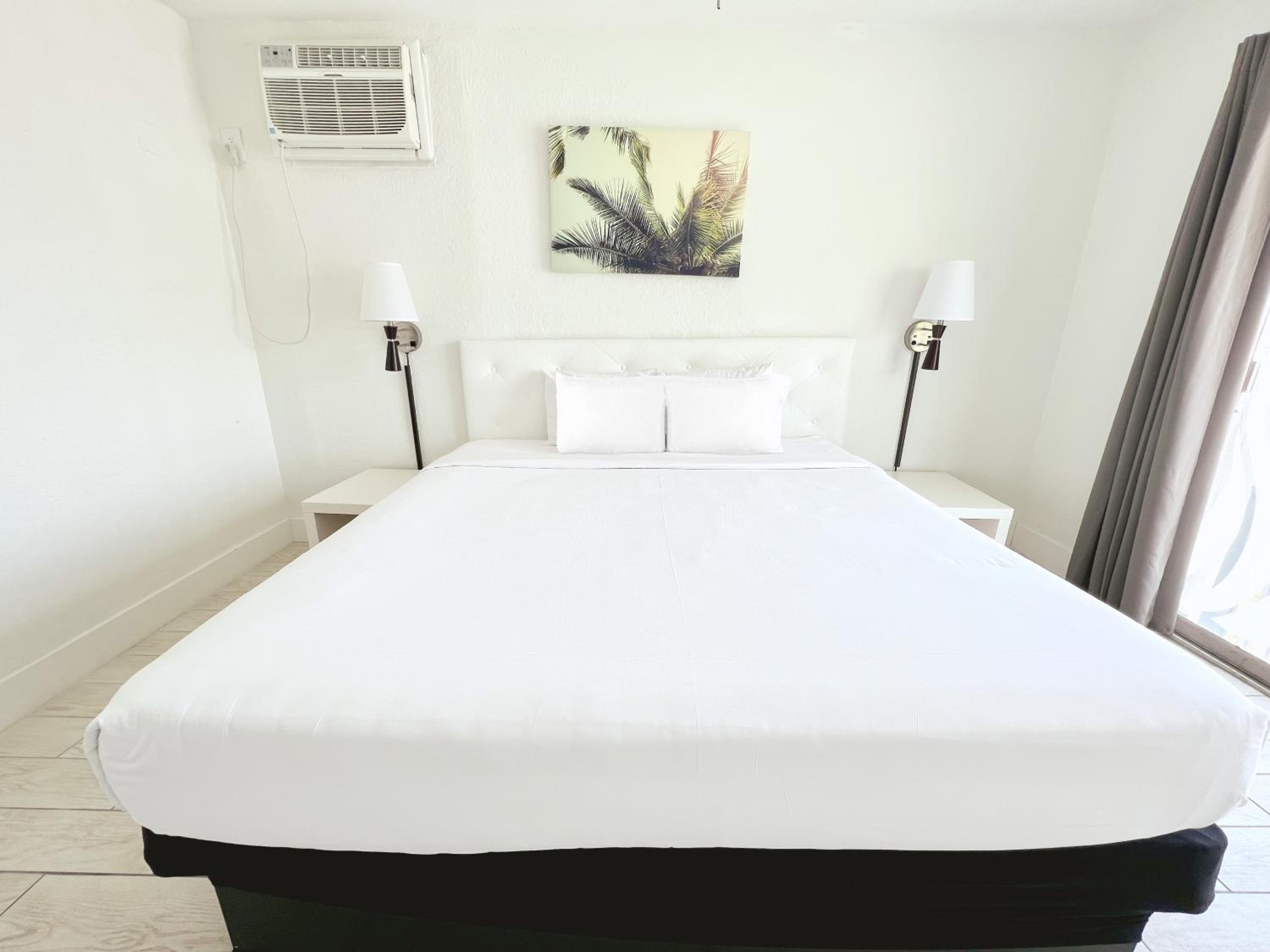 One-Bedroom Suite - Photo 2