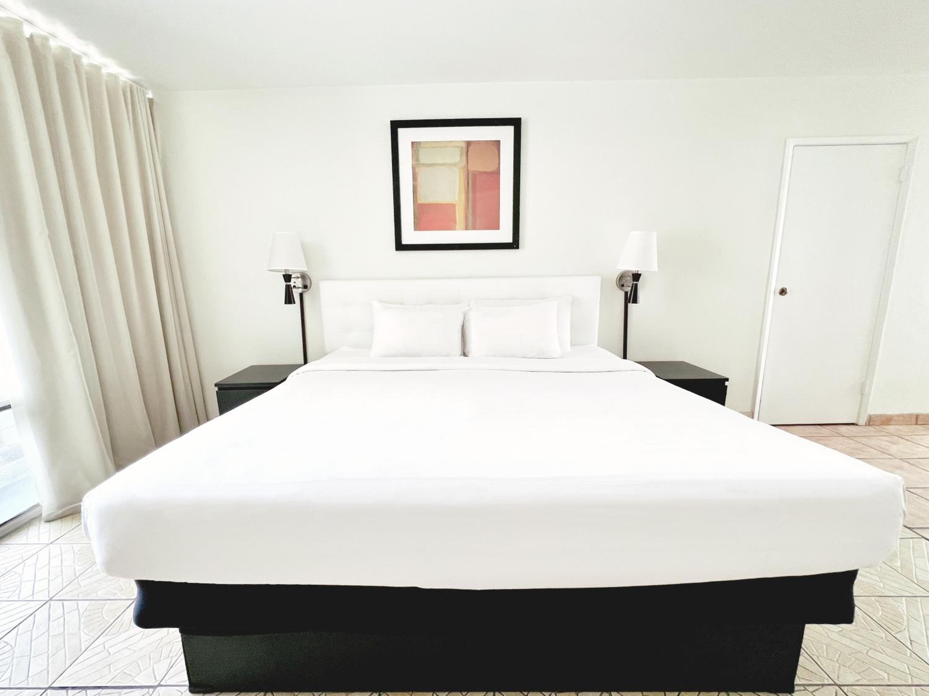 Studio with King bed - Photo 2
